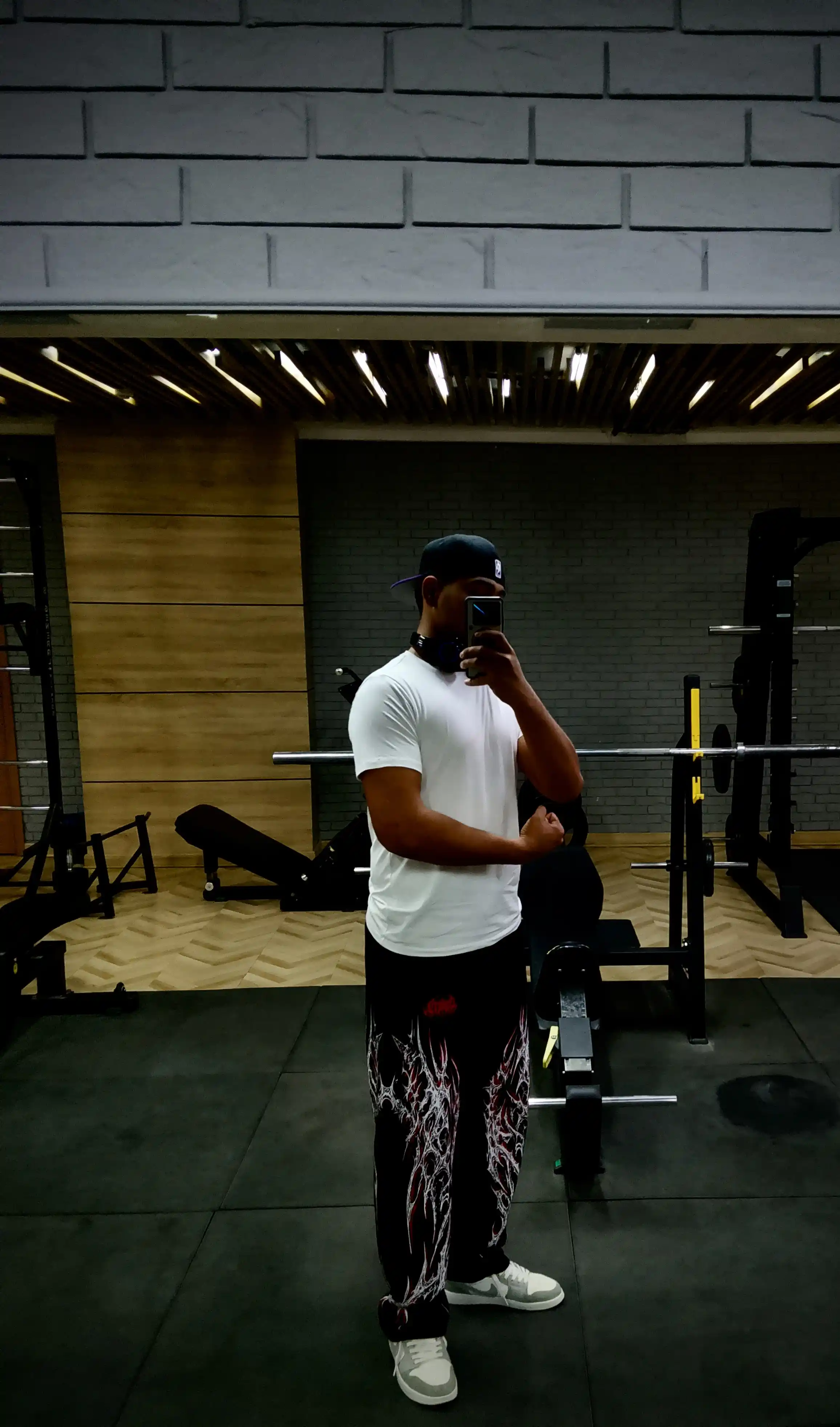 Erkaklar uchun sport shimlar — joggerlar YOUNGLA va GYMSHARK