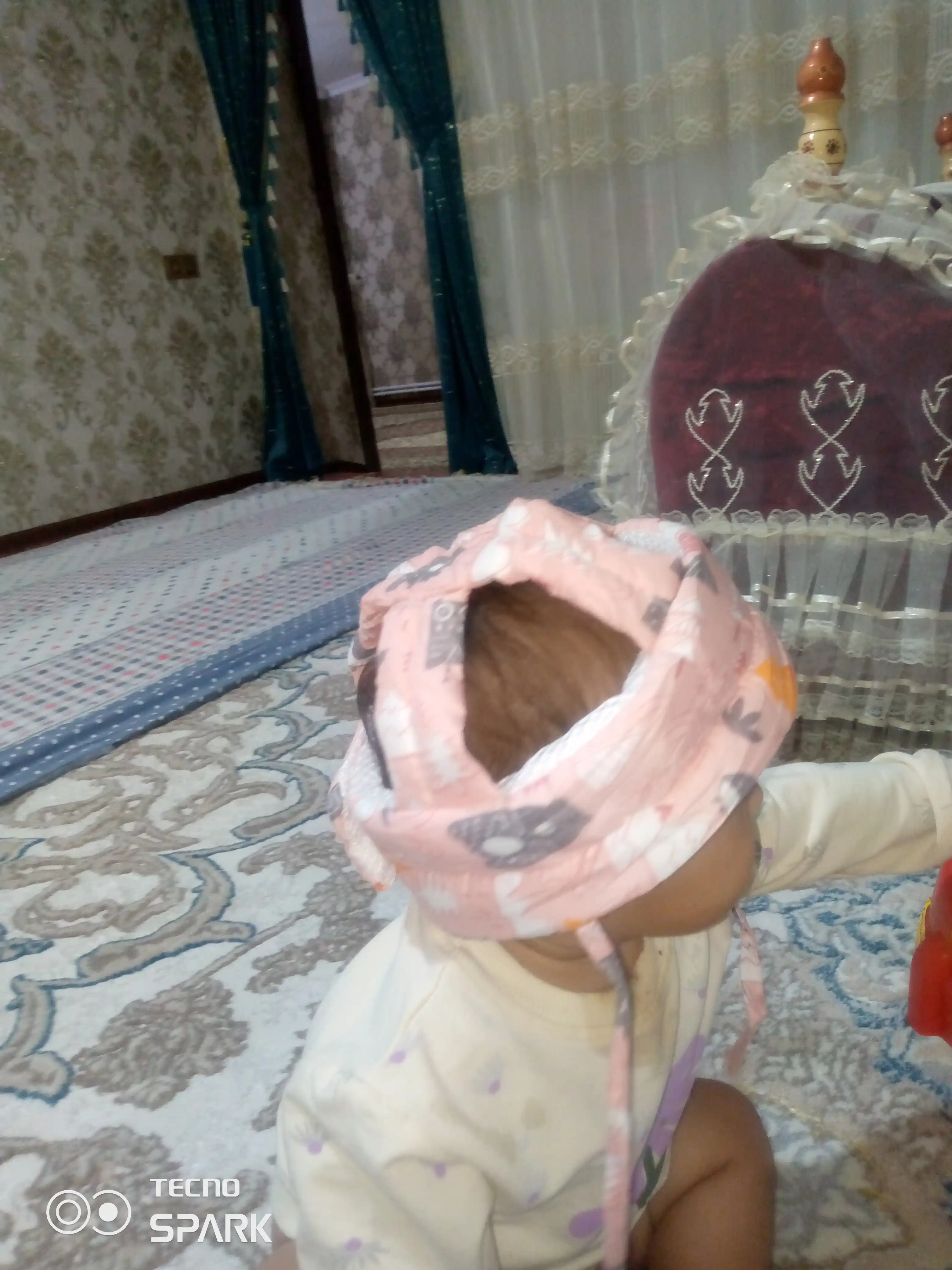Bolaning boshini himoya qilish uchun zarbaga qarshi shlem-qalpoq