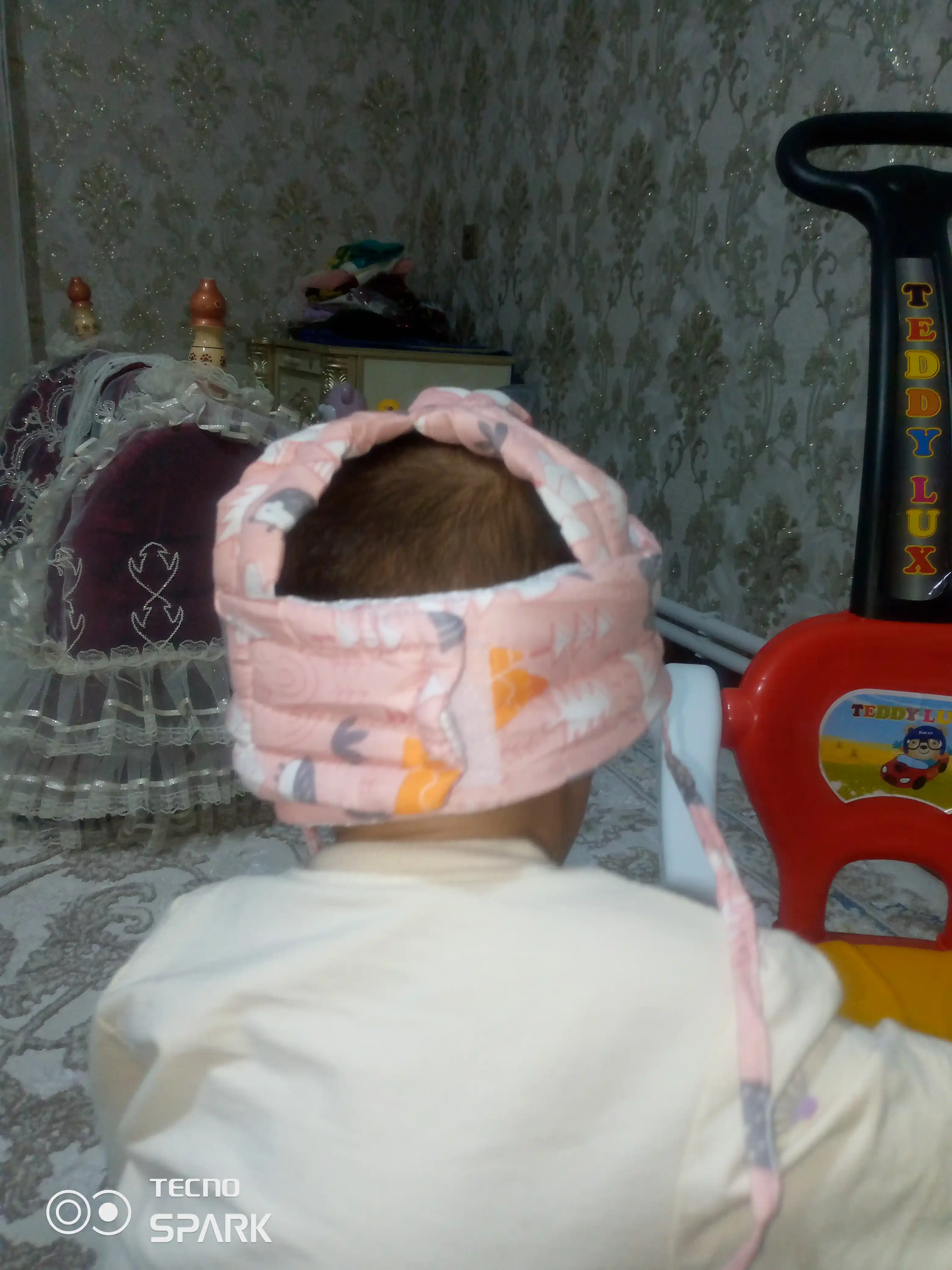 Bolaning boshini himoya qilish uchun zarbaga qarshi shlem-qalpoq