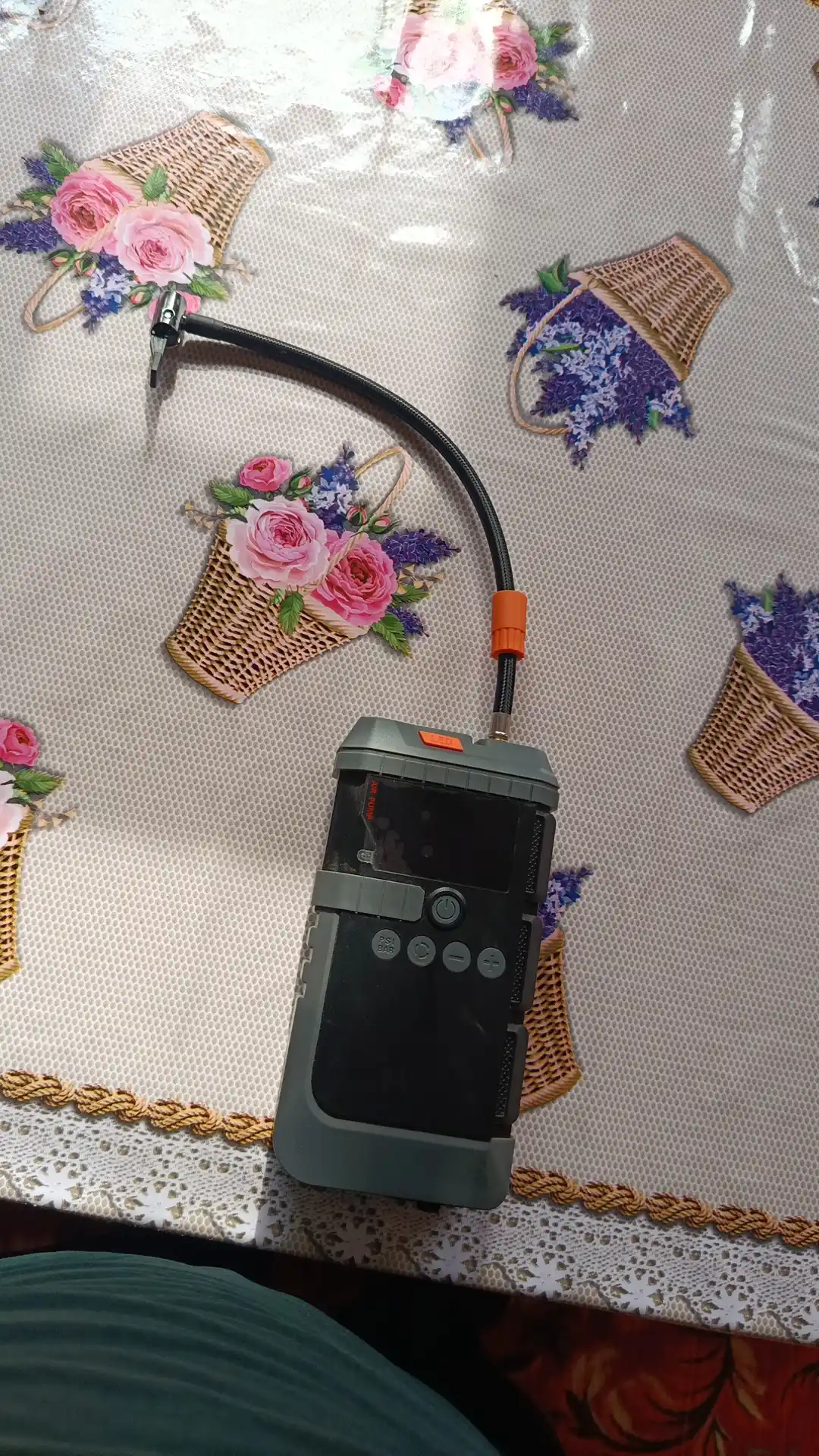 Автомобильное пусковое устройство: стартер, компрессор, фонарь насос Power Bank