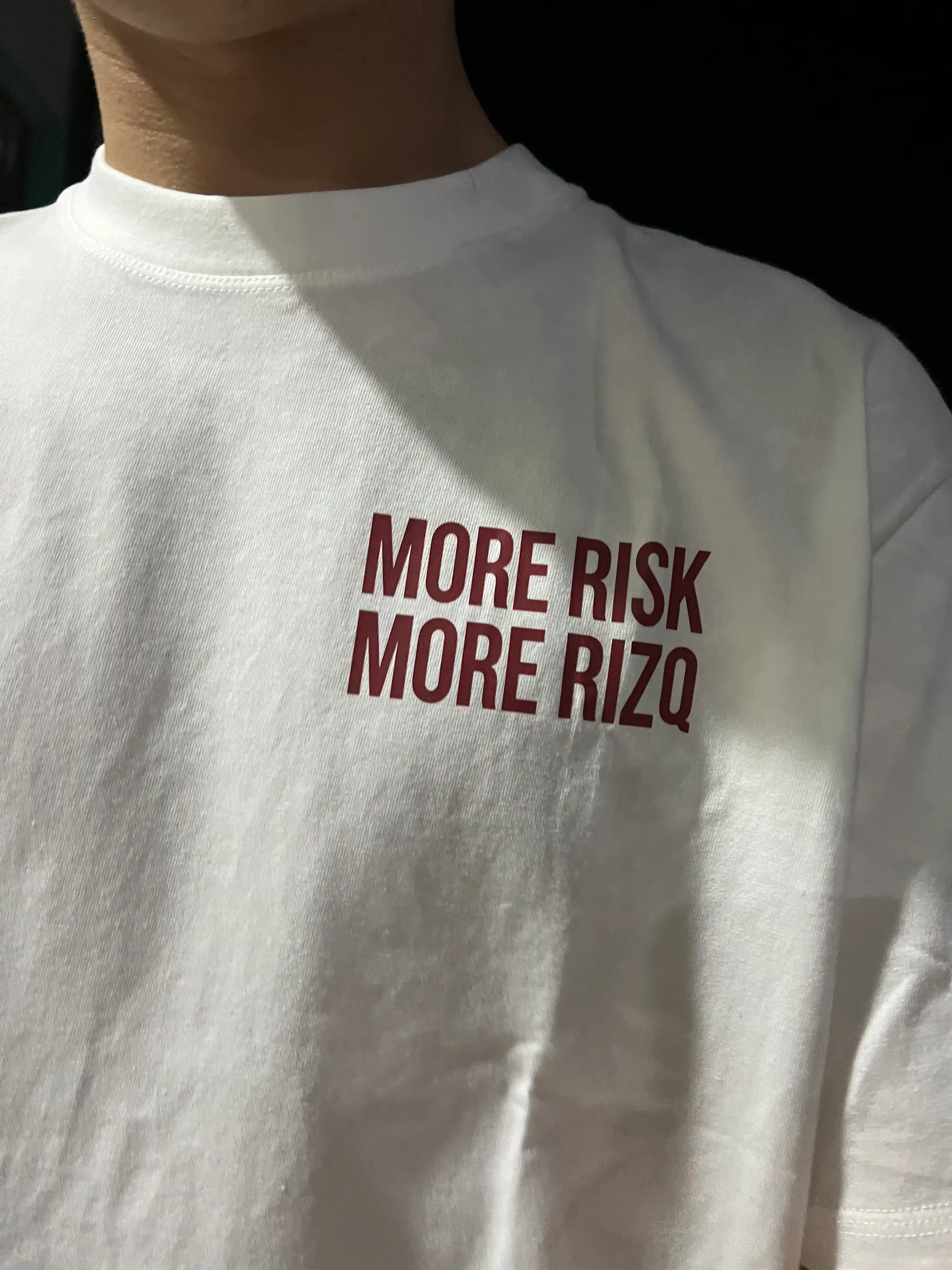 Regular fit "MORE RISK MORE RIZQ" futbolkasi, 100% yuqori sifatli paxta, Unisex, Streetwear