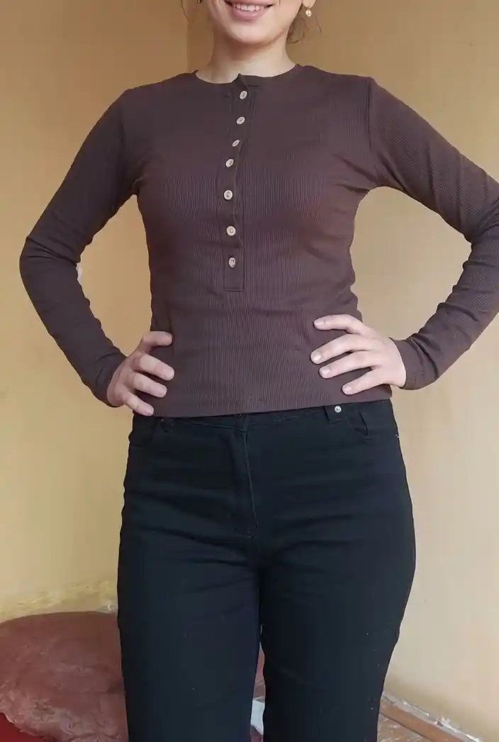 Uzun yengli, tugmali ustki kiyim