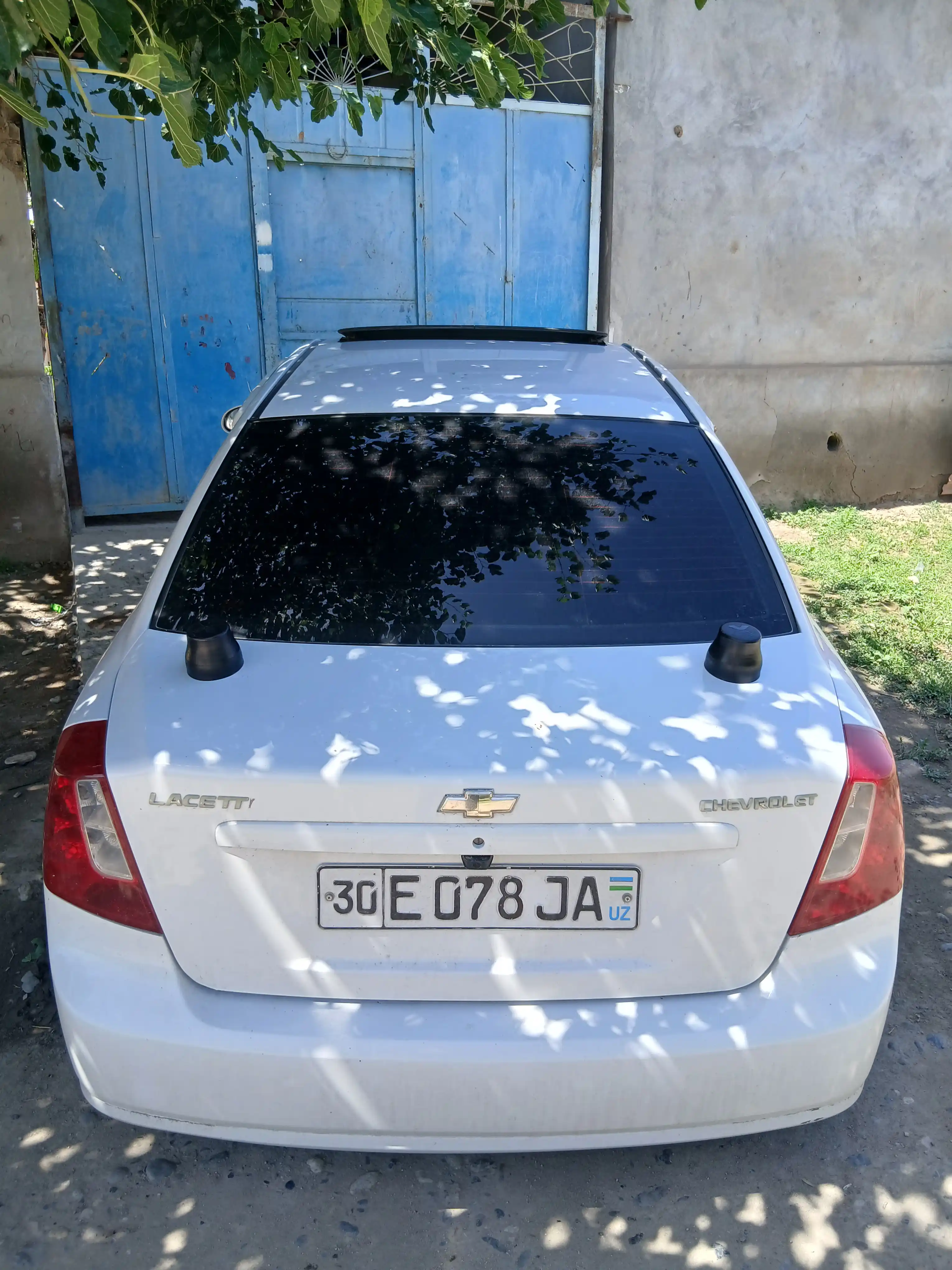 Qora rangli Chevrolet avtomobillari kuzovidagi yozuvlar