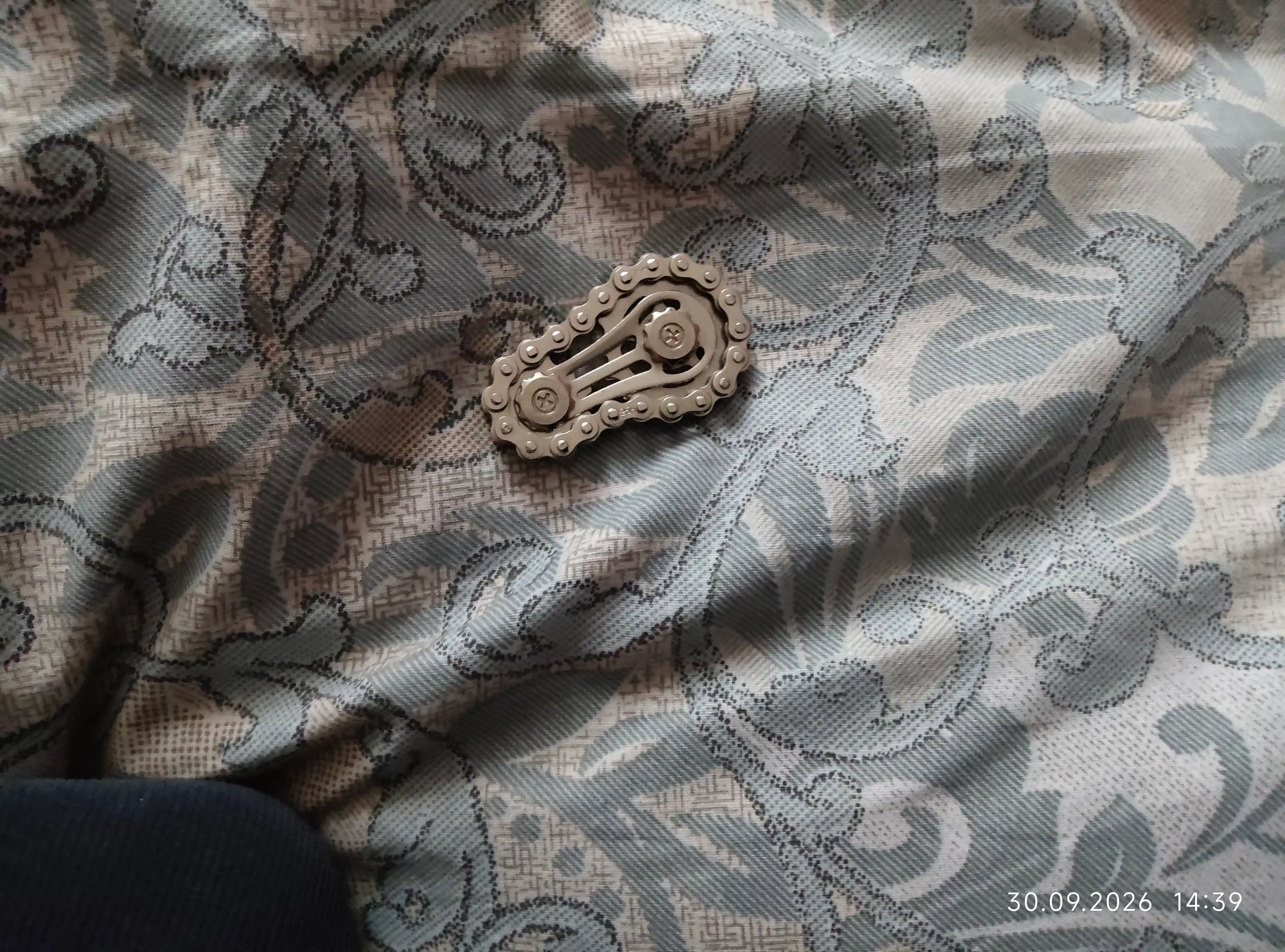 Metall antistress spinner zanjirli va tishli, qo‘l uchun dumaloq fidjet spinner