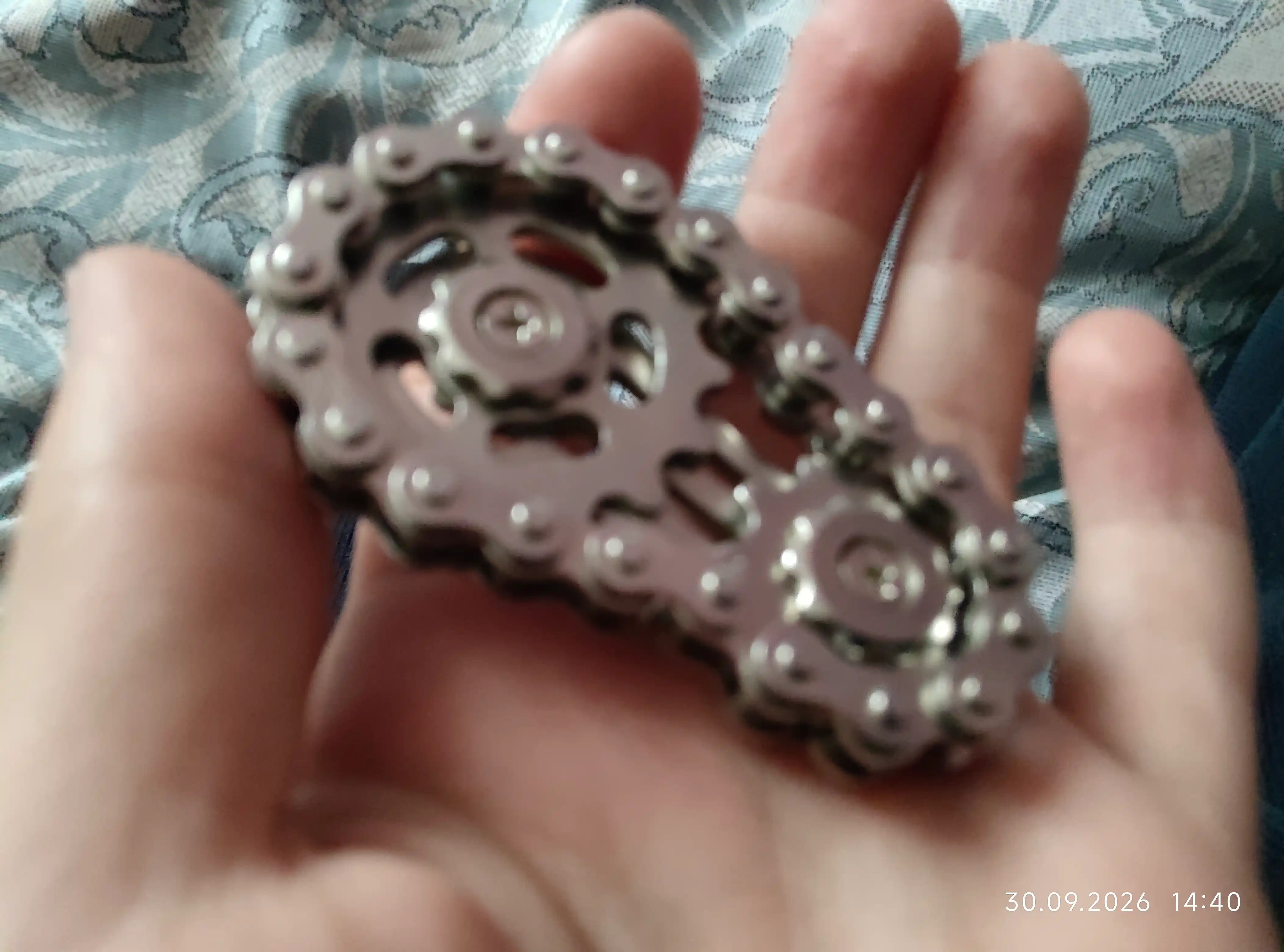 Metall antistress spinner zanjirli va tishli, qo‘l uchun dumaloq fidjet spinner