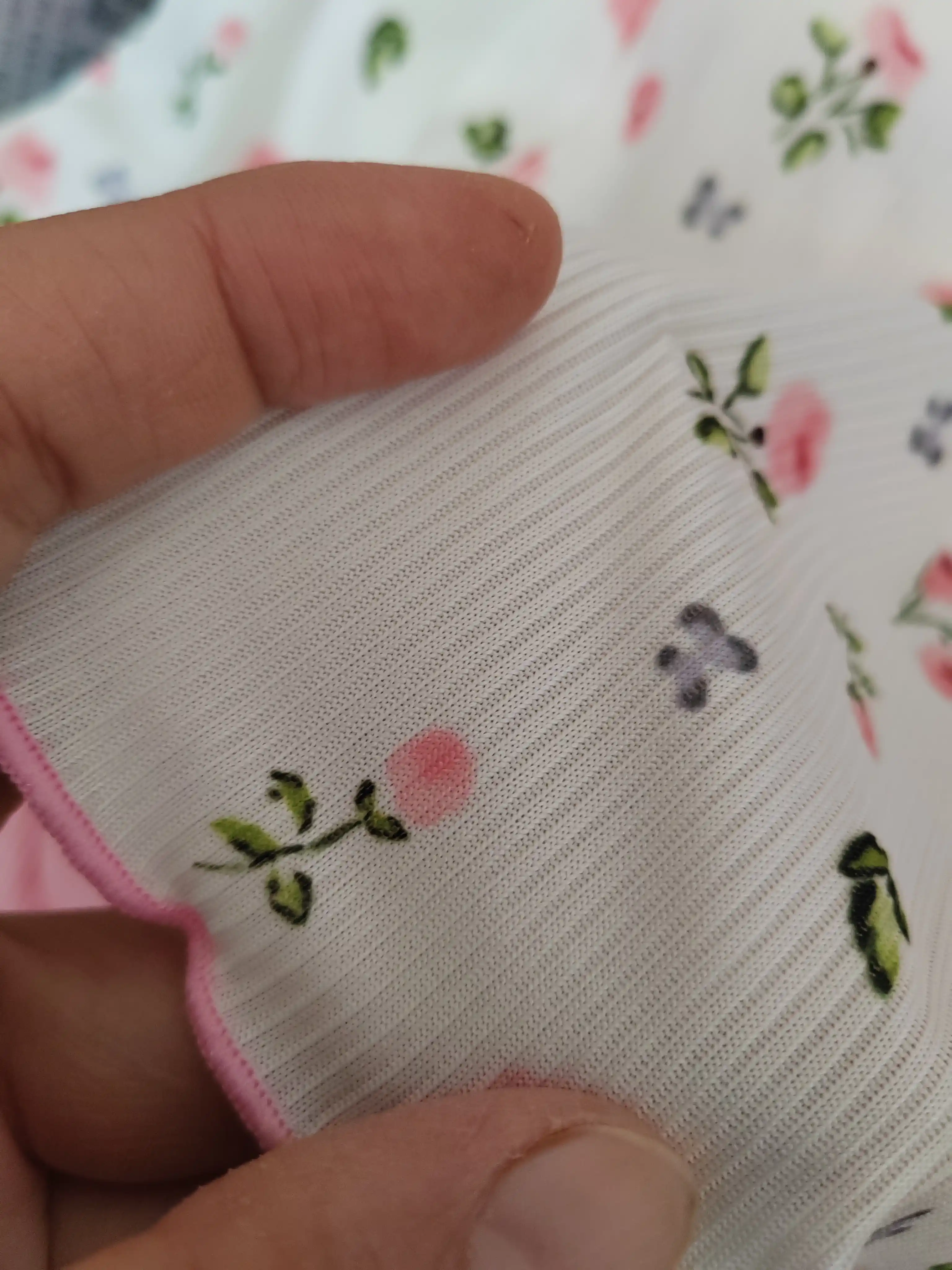 Ayollar pijamasi, mayka va shim to'plami, gulli va rishali, uy kiyimi