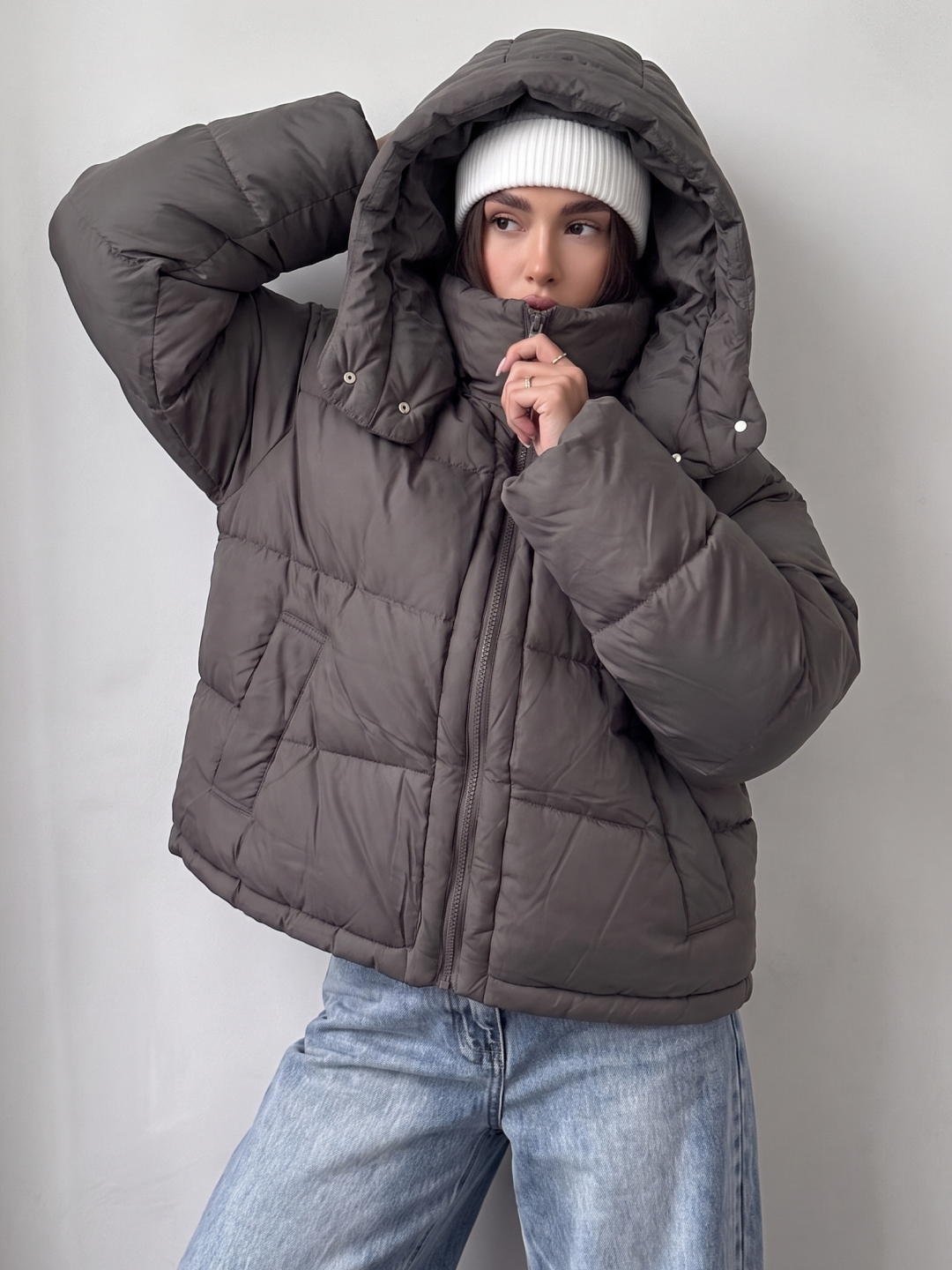 Kurtka ayollar uchun qishki, kalta, kapyushonli, puhovik — ELLY FASHION - 