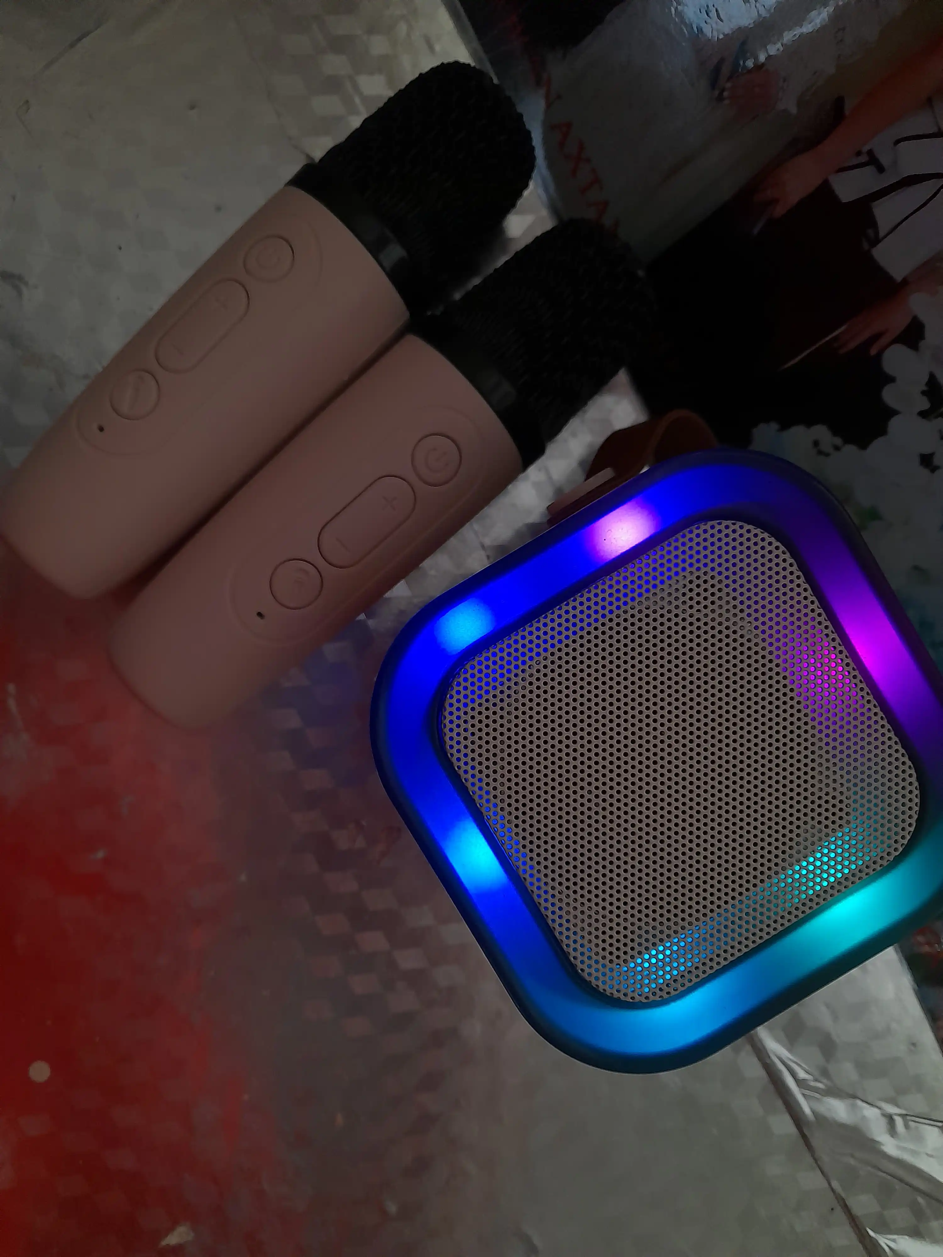 Karaoke uchun 2 ta mikrofonli portativ Bluetooth kalonka K12, karnay, RGB
