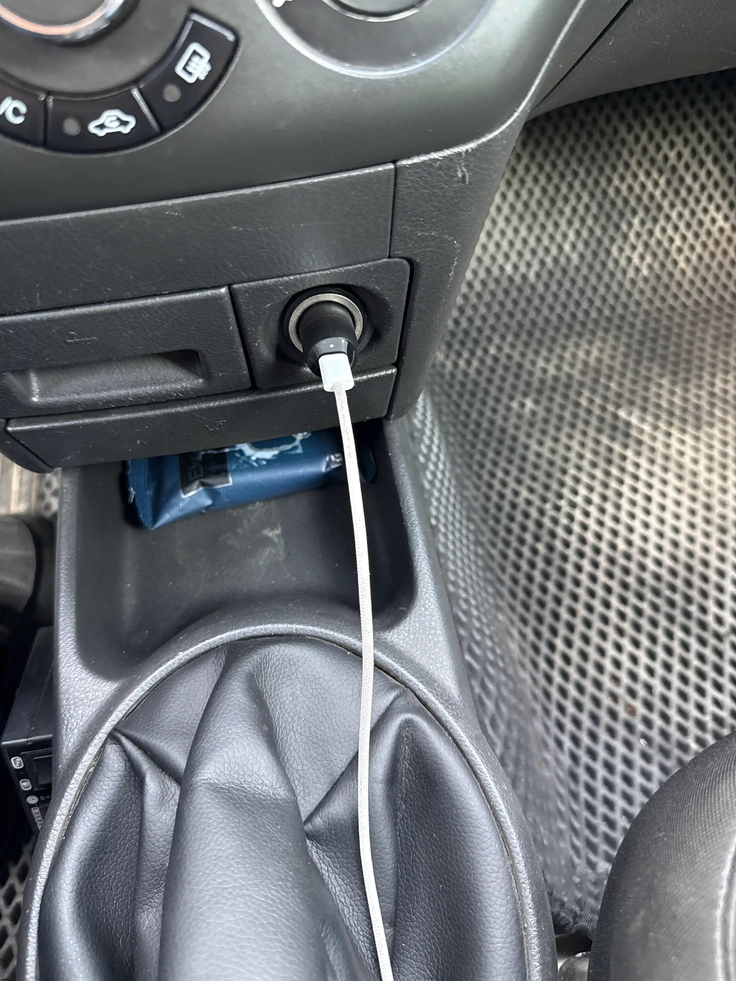 Avtomobil zaryadkasi Belkin Type C 30W, PPS, kabel bilan