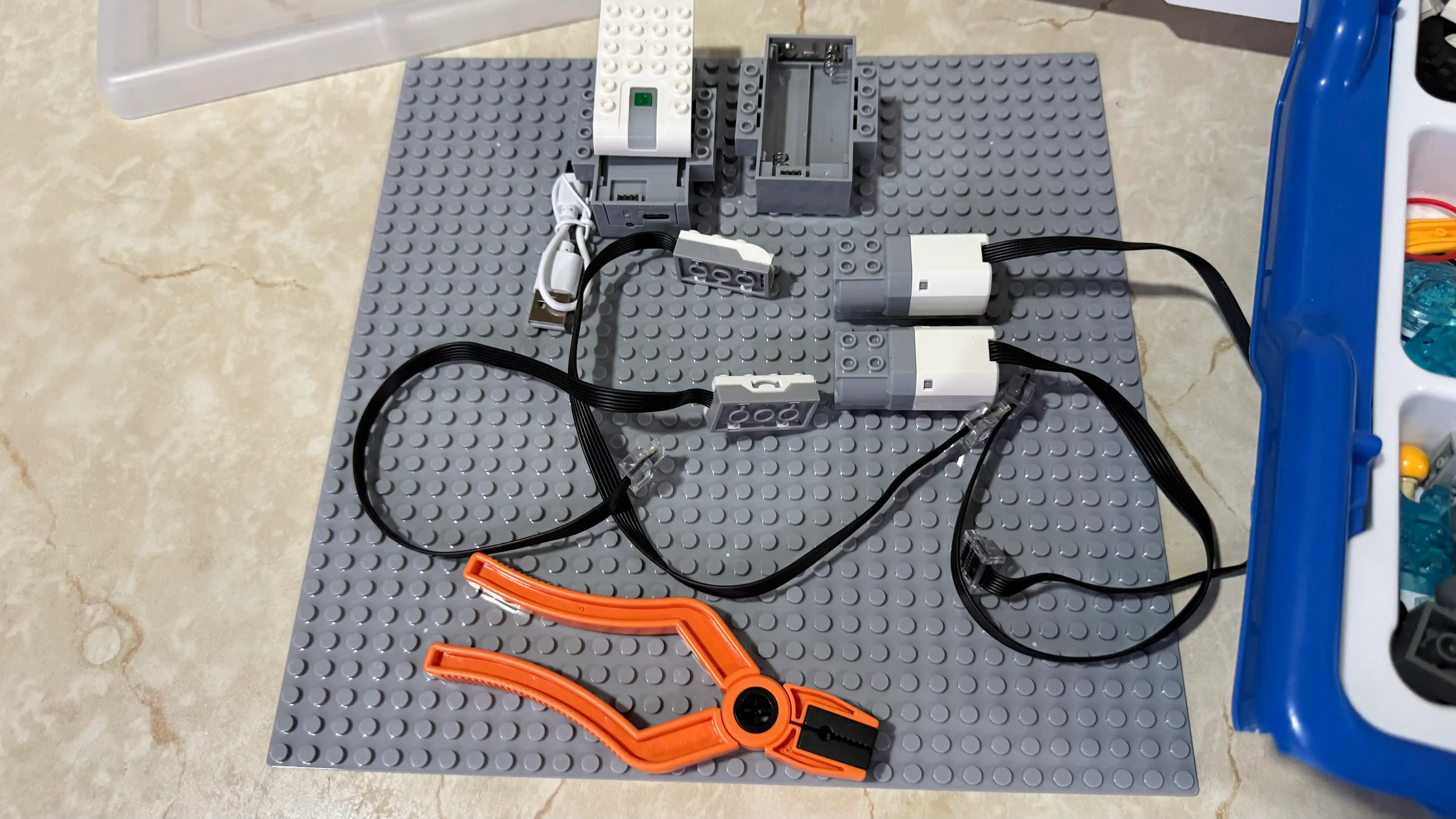 LEGO WeDo 2.0 robototexnika konstruktori, 280+ detal, 2 motor, akkumulyatorli Smart HUB