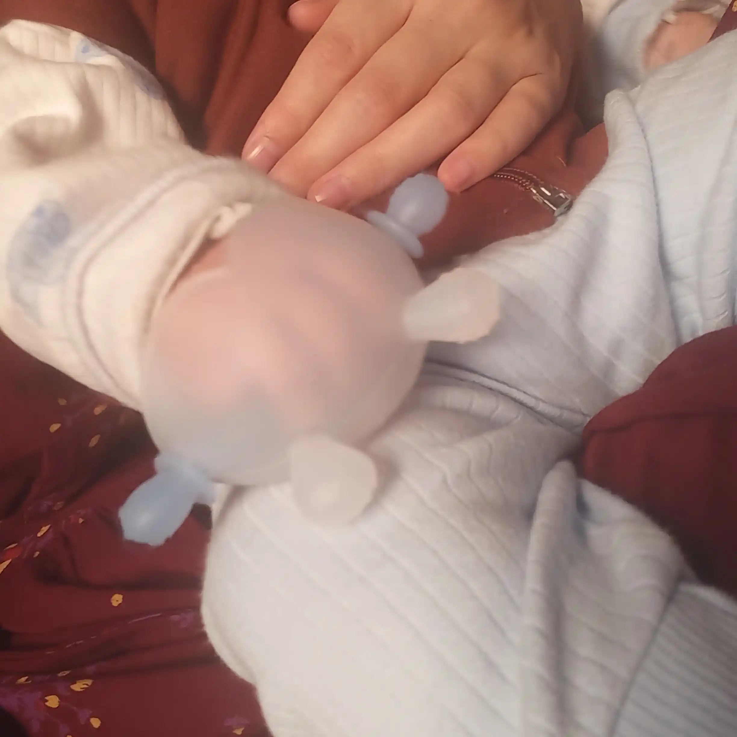 Zubogriz 0+ oydan, qol soʻrishdan saqlaydi.  Chaqaloq qoʻlidan tushib ketmaydi. BPA free