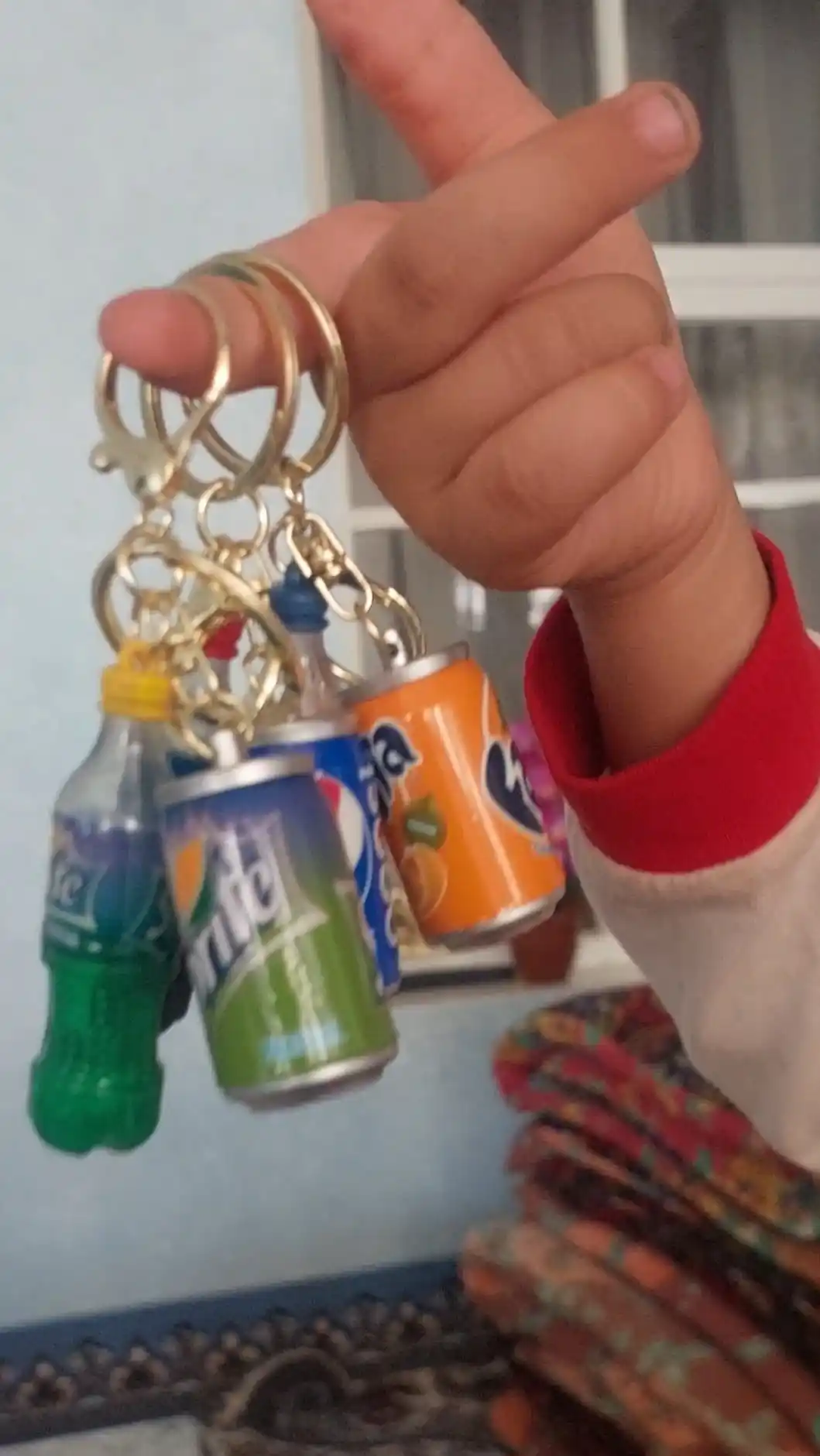 Breloklari Cola, Pepsi, Fanta, Sprite, telefonlar va avtomobillar, o'yinchoqlar, sovg'alar uchun