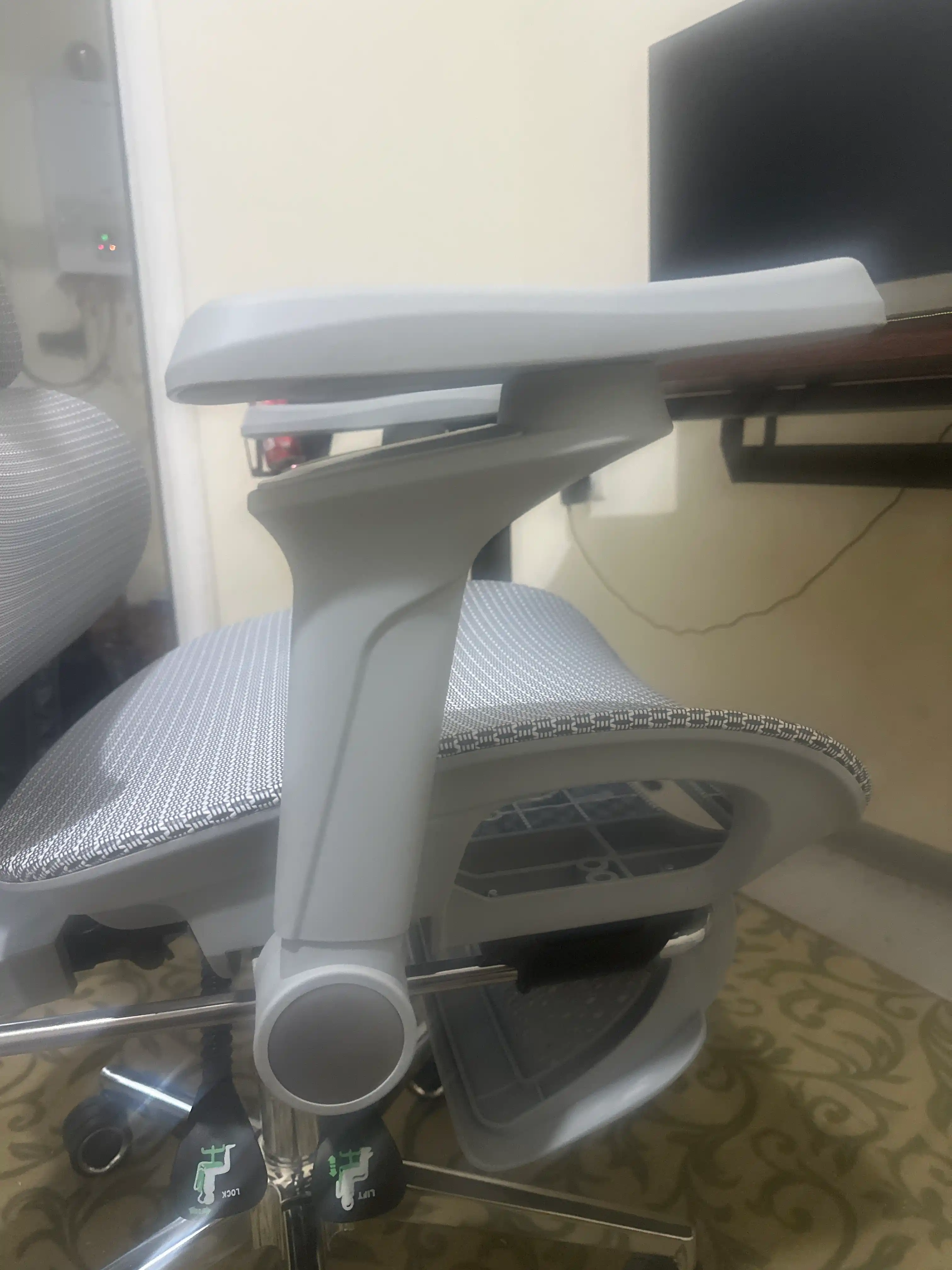Ergonomik ofis kreslosi, to‘rli suyanchiqli, 120 kg gacha yuk ko‘taradigan, sozlanadigan