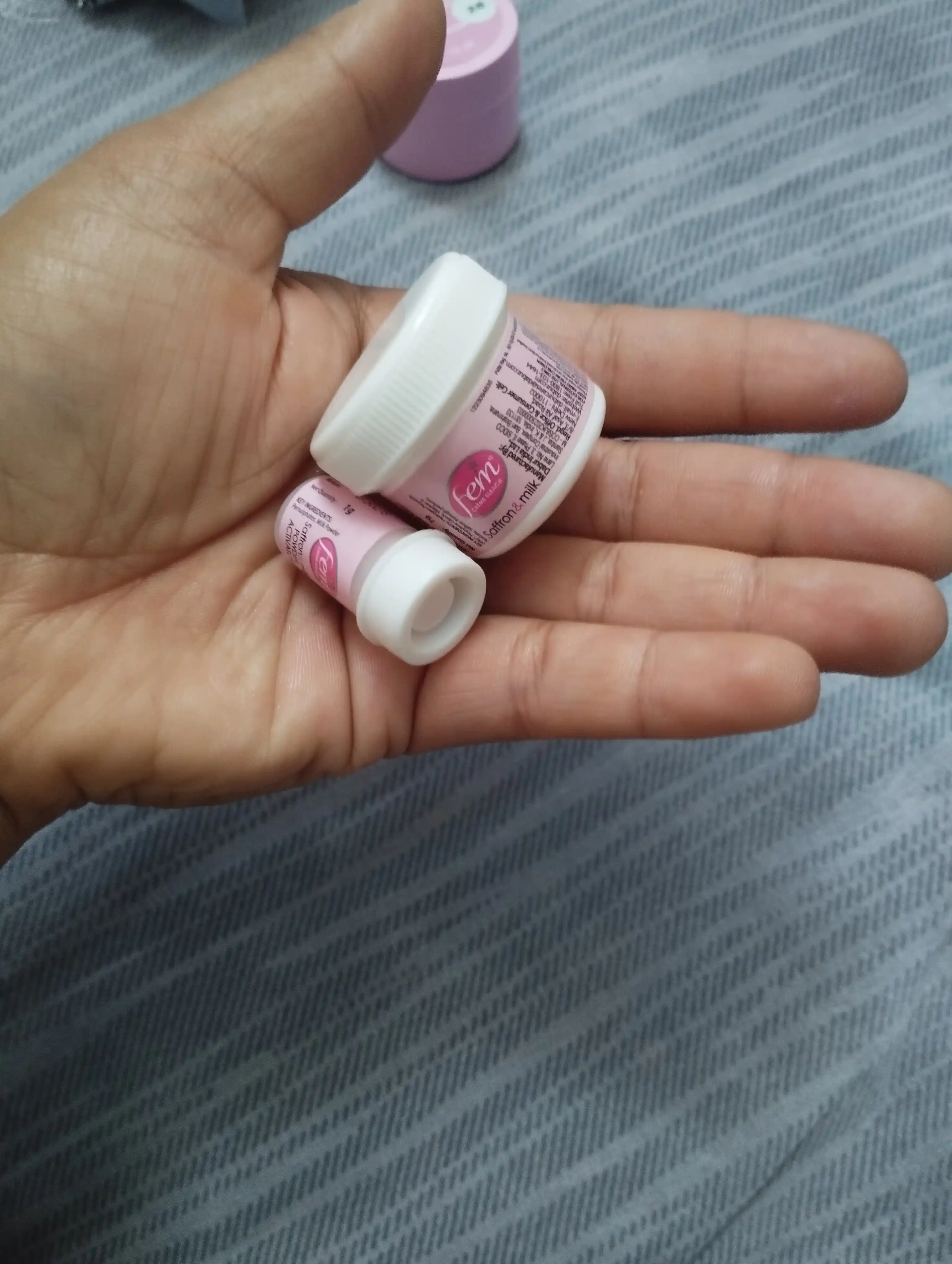 Fem Saffron Milk yuz va qosh tuklari uchun oqartiruvchi krem ayollar uchun 8 gr va 40 gr