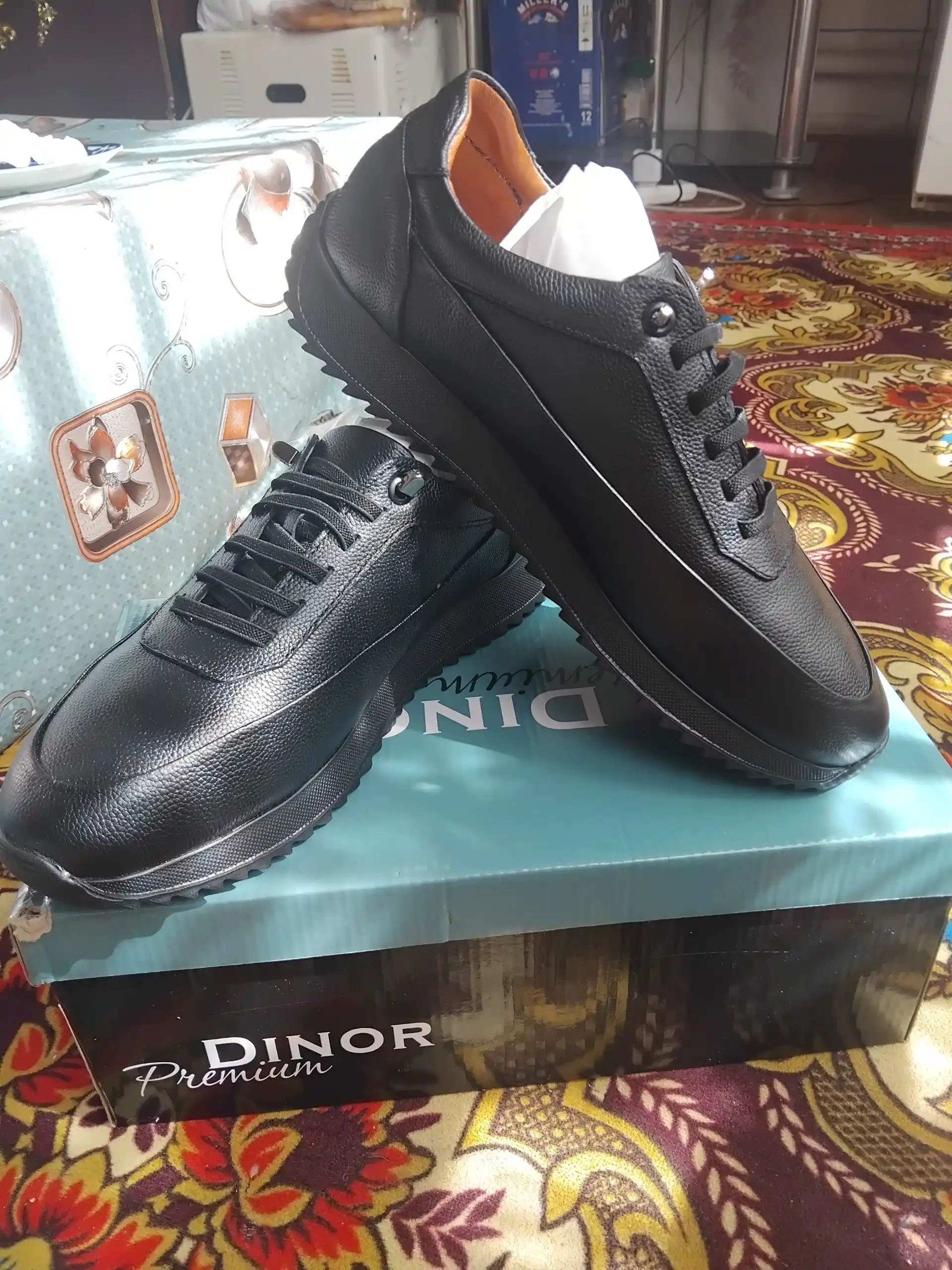 Erkaklar uchun tabiiy charmdan tikilgan qora krossovkalar — DINOR Shoes