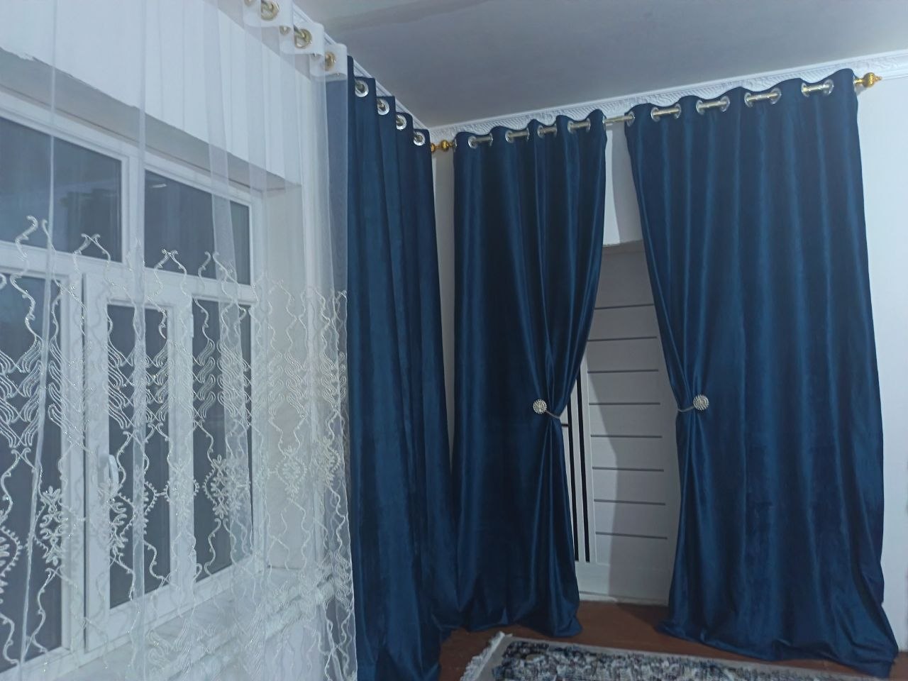 280×150 sm o‘lchamdagi parda zal, oshxona, mehmonxona va bolalar xonasi uchun mos keladi.