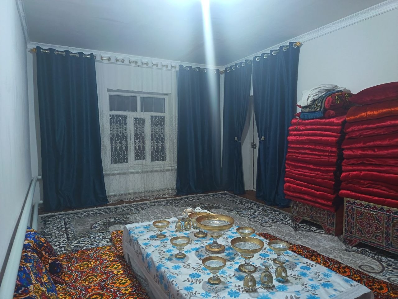 280×150 sm o‘lchamdagi parda zal, oshxona, mehmonxona va bolalar xonasi uchun mos keladi.