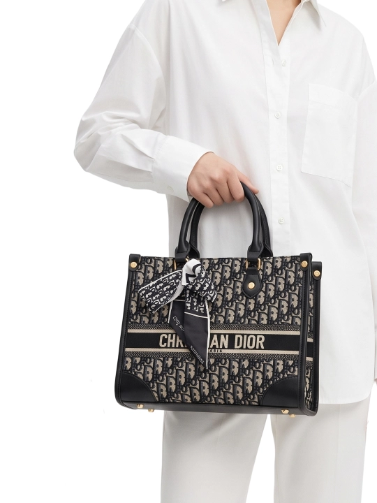 Ayollar sumkasi, Dior sumka