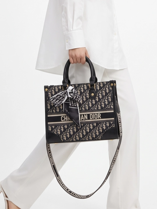 Ayollar sumkasi, Dior sumka