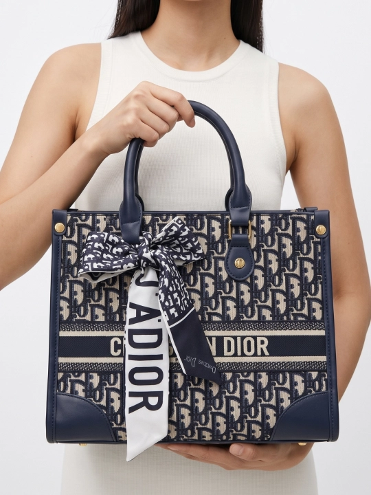 Ayollar sumkasi, Dior sumka