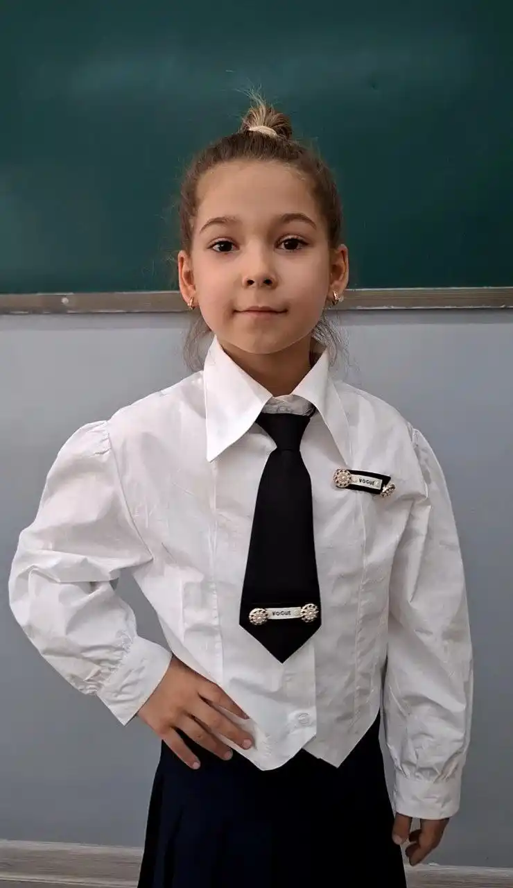 Блузка школьная для девочек белая оверсайз K-Style с галстуком/брошью, 100% хлопок