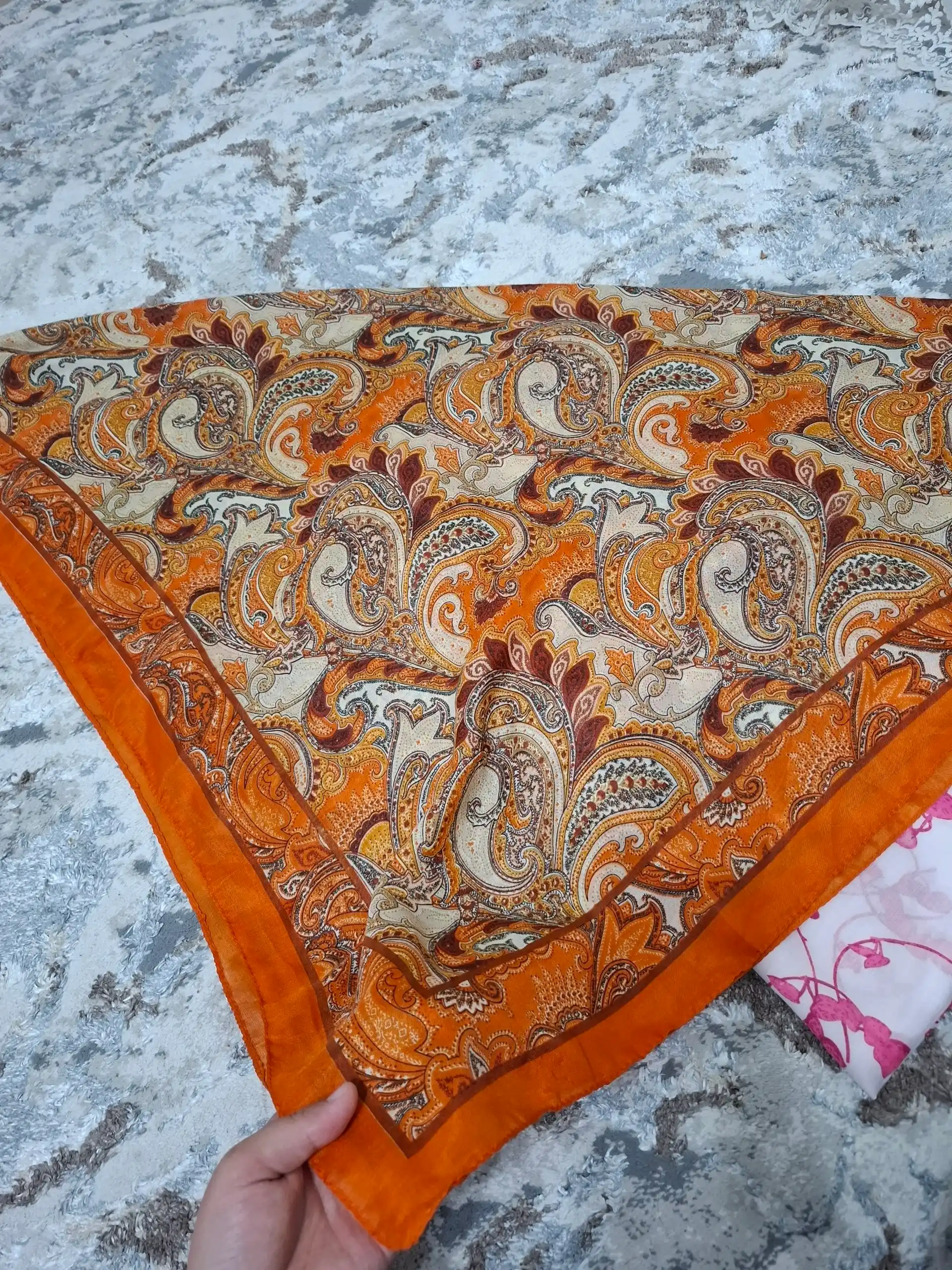 Ayollar boshidagi ro‘mol, paxta tolali, gul naqshli, 110 x 110 sm
