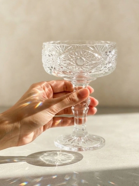 Meva, muzqaymoq va shirinliklar uchun oyoqli shisha idish (kremanka)