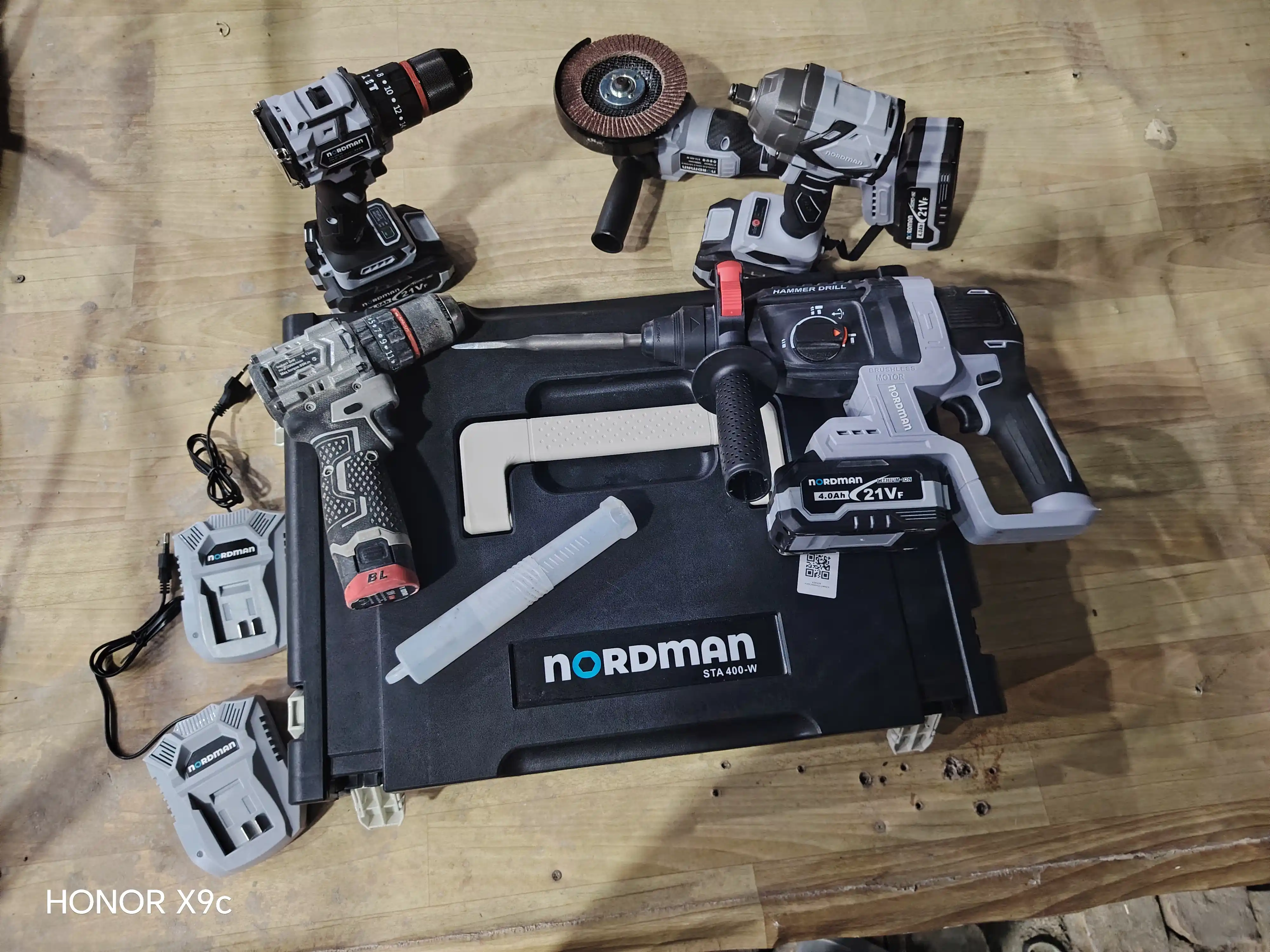 Akkumulyatorli to'plam, 4 tasi 1 da, perforator, shurupburagich, gaykaburagich, bolgarka