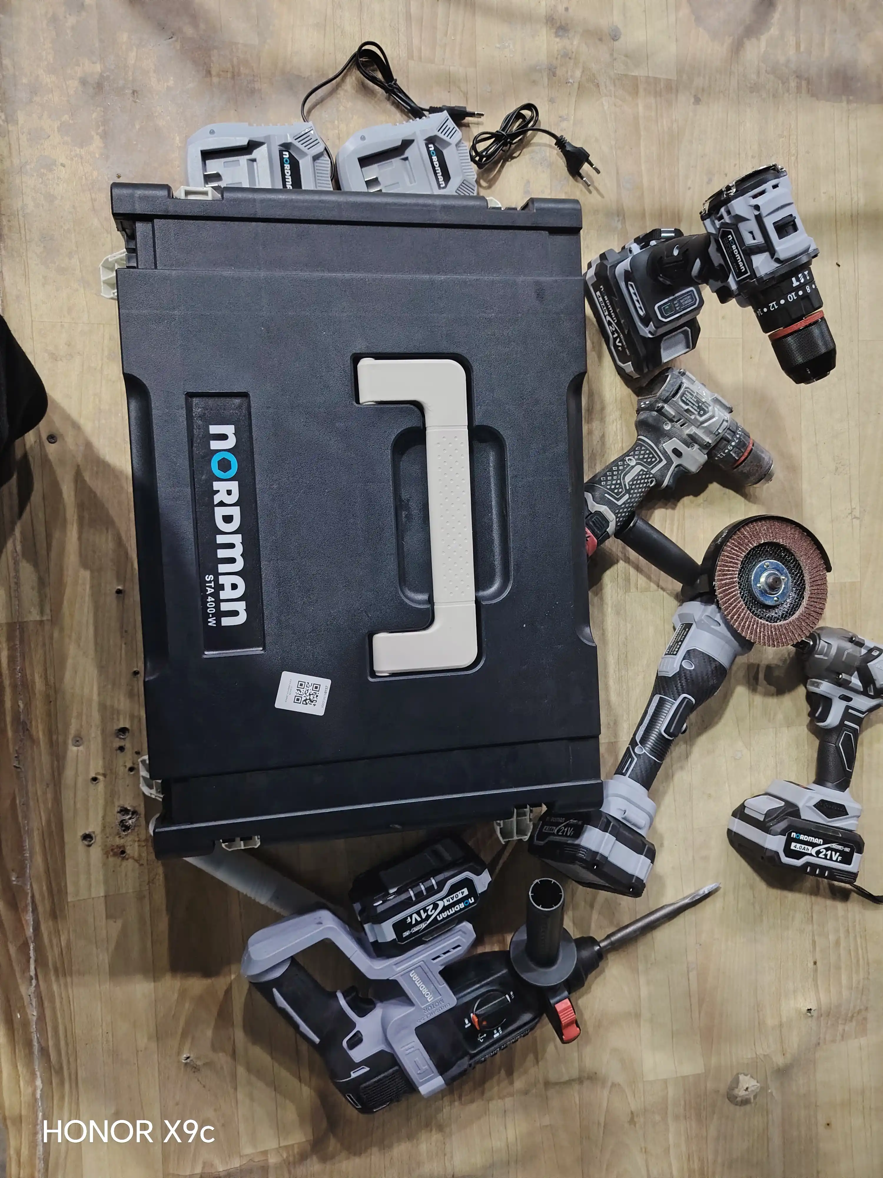 Akkumulyatorli to'plam, 4 tasi 1 da, perforator, shurupburagich, gaykaburagich, bolgarka