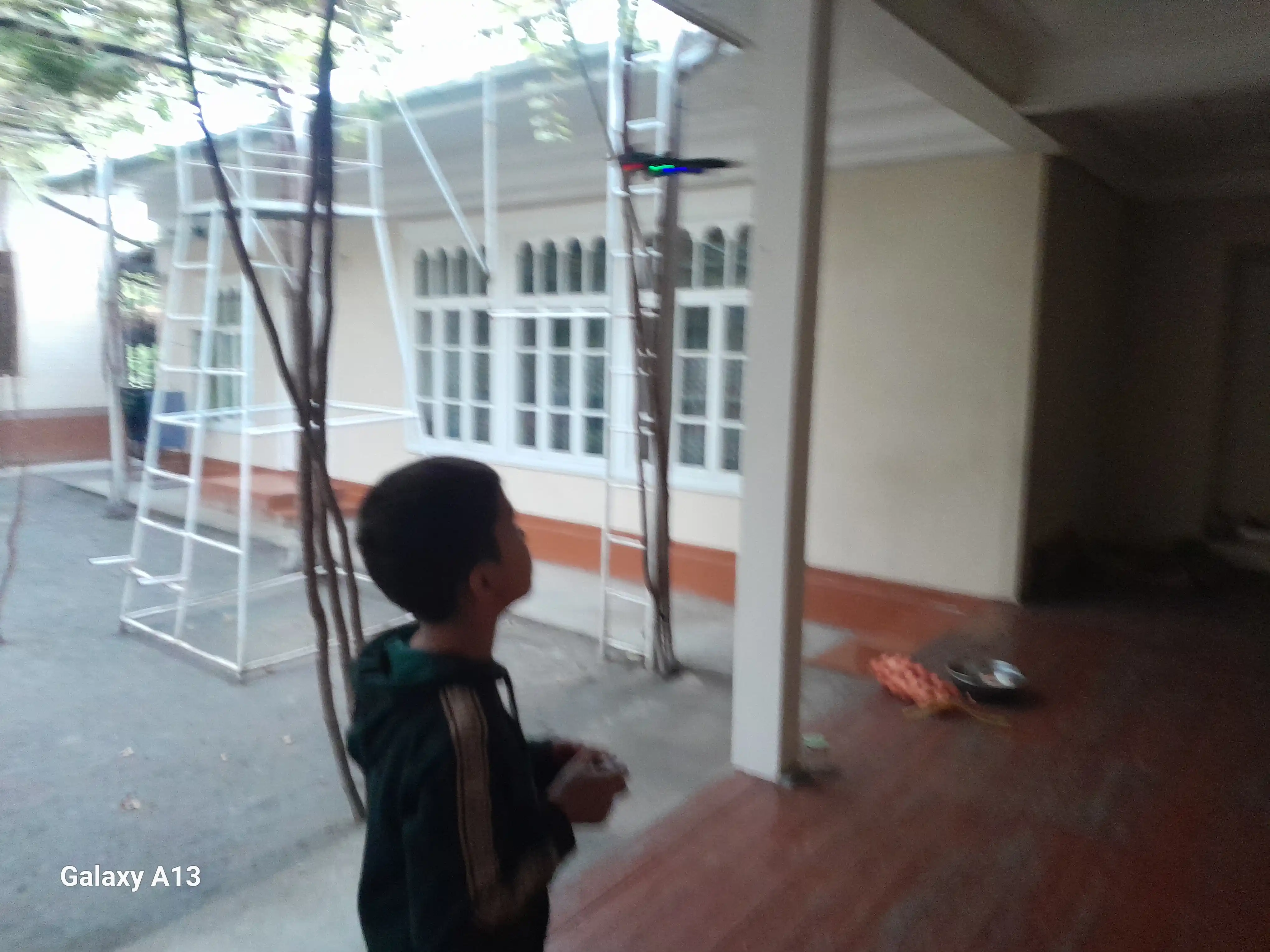 Dron samolyot radioboshqaruvli, 360° manyovrli, RGB chiroqli qiruvchi samolyot, o'yinchoq
