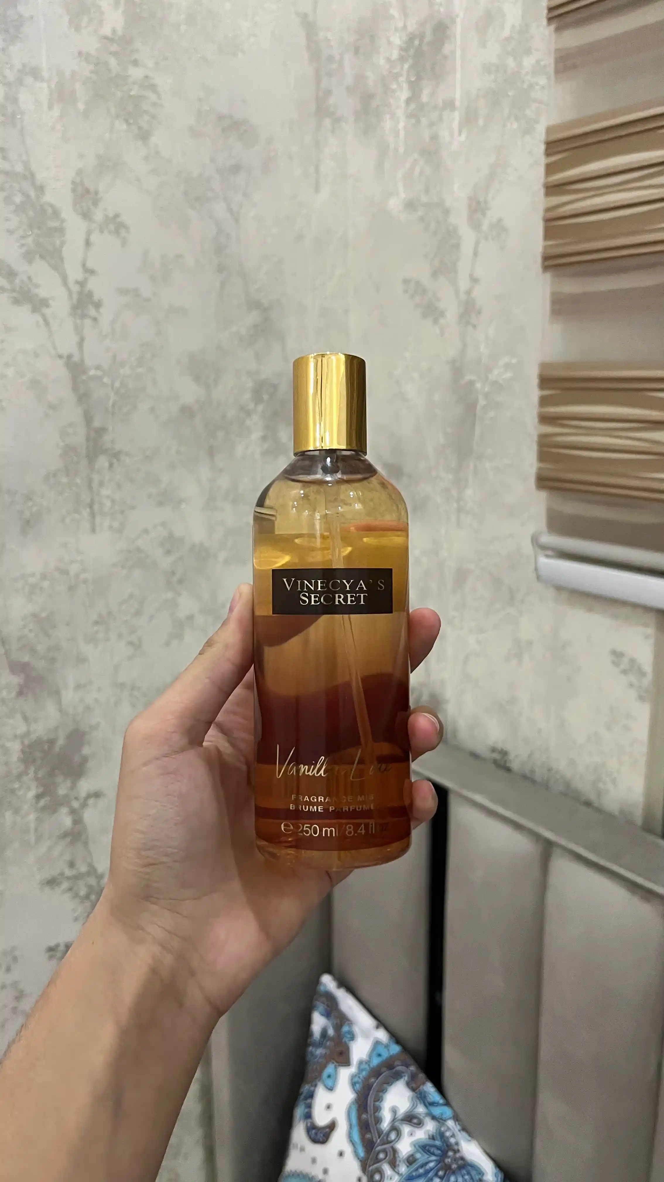 Parfyumlangan tana spreyi suvi Victoria's Secret Spreyi Aqua Kiss Rush, Shimmer, 250 ml