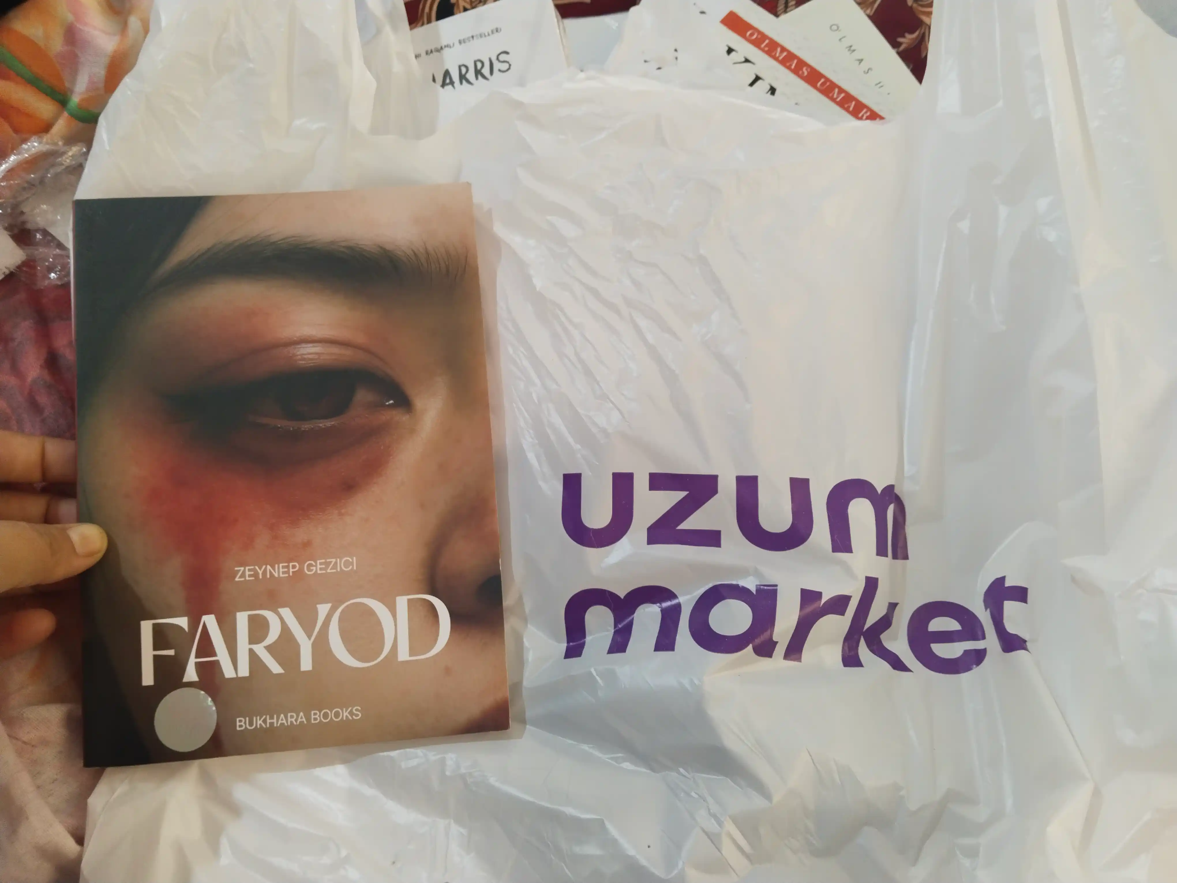 Книга Faryod Zeynep Gezici художественный роман, цветные страницы