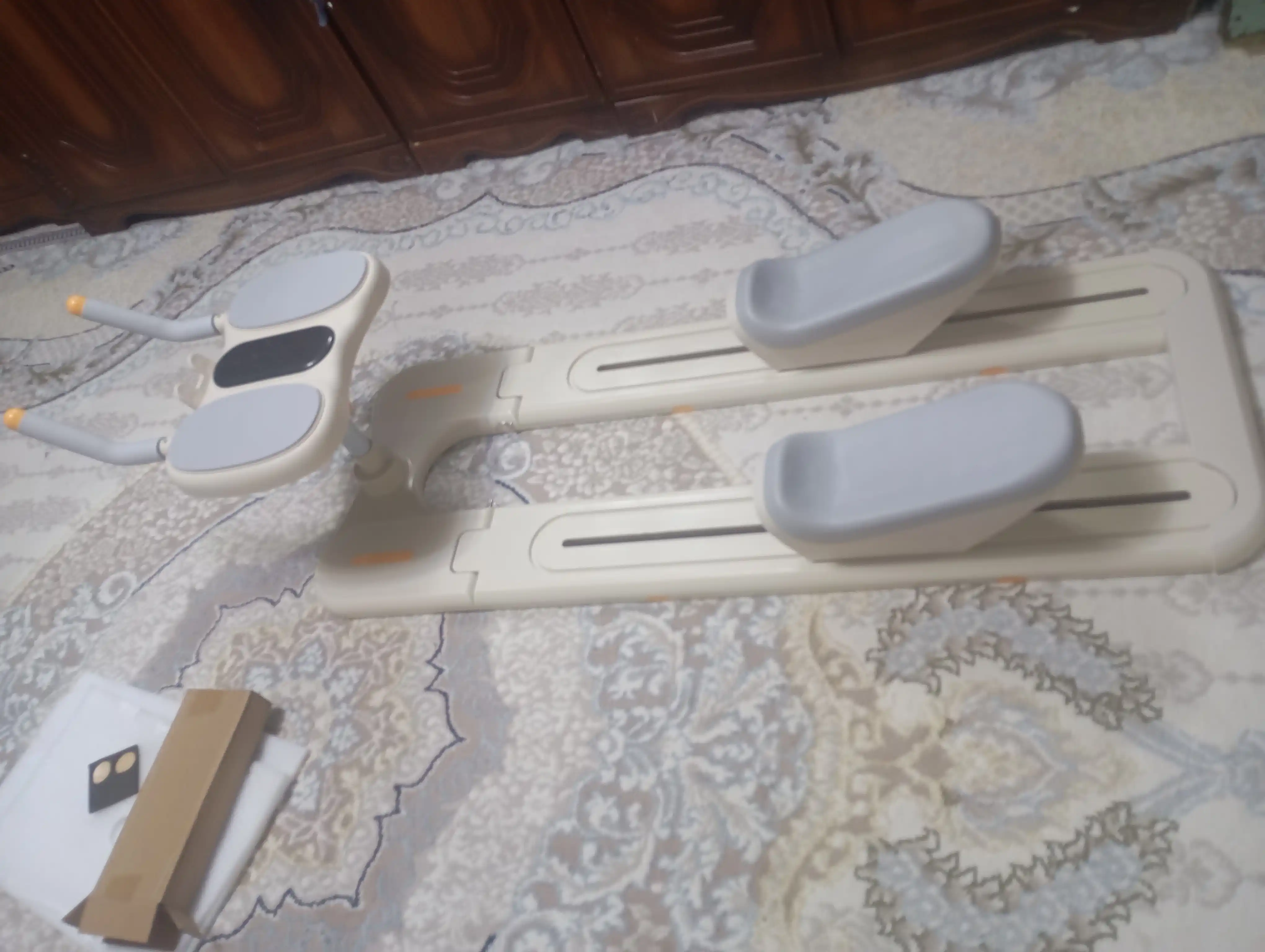 Uy uchun dumba, son va qorin mushaklari uchun fitnes trenajyori
