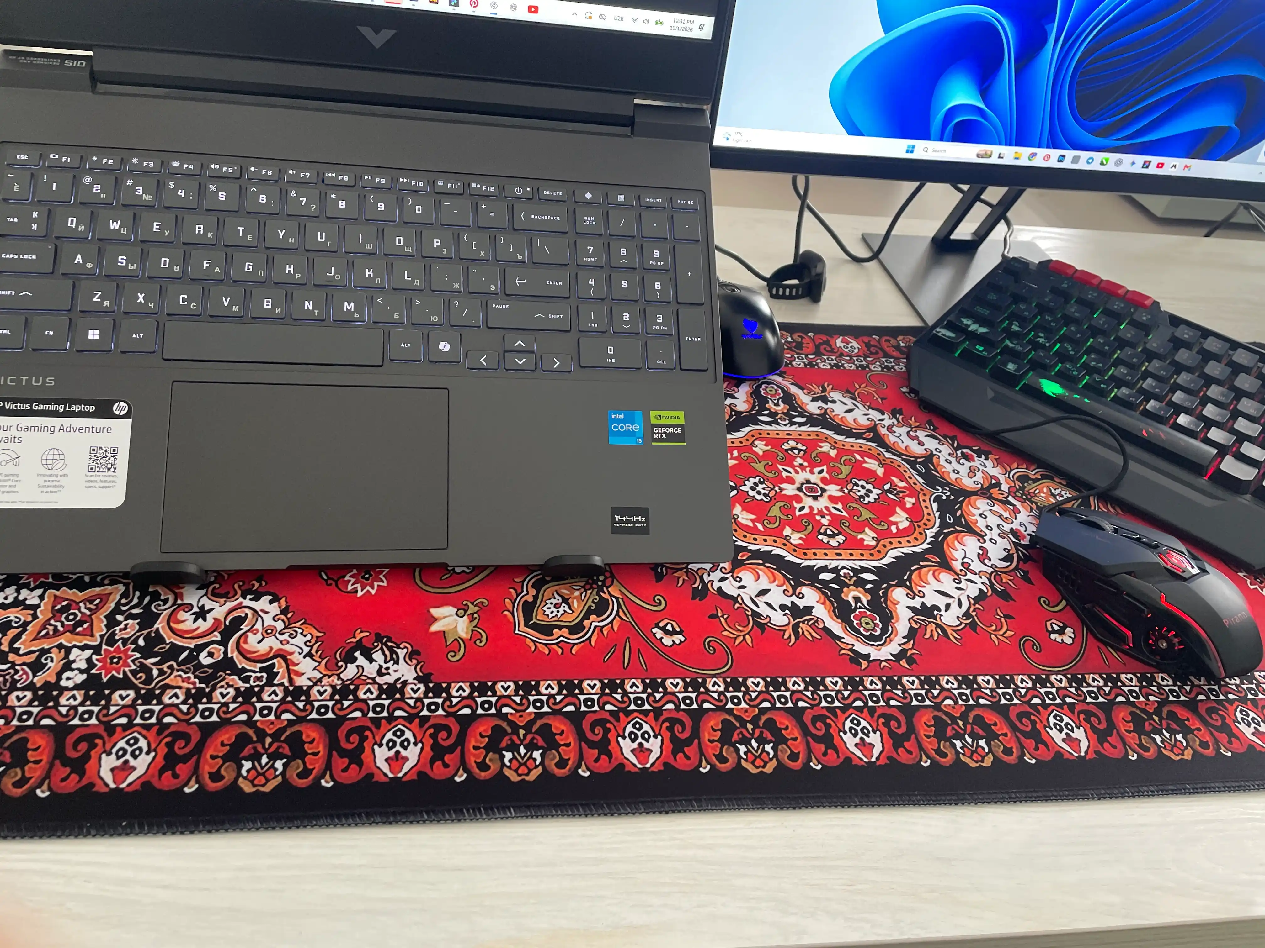 Sichqoncha uchun premium o‘yin tagligi fors gilami dizayni, sirpanishga qarshi