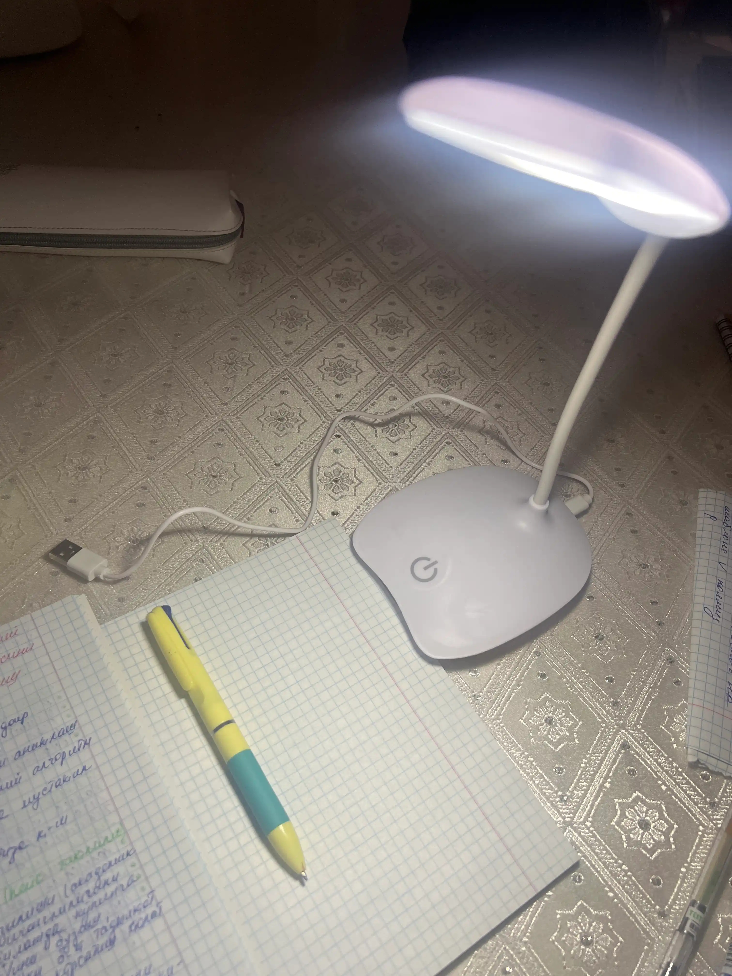 Simsiz LED stol lampasi — ko‘z uchun xavfsiz  va miltillamaydigan yorug‘likka ega chiroq