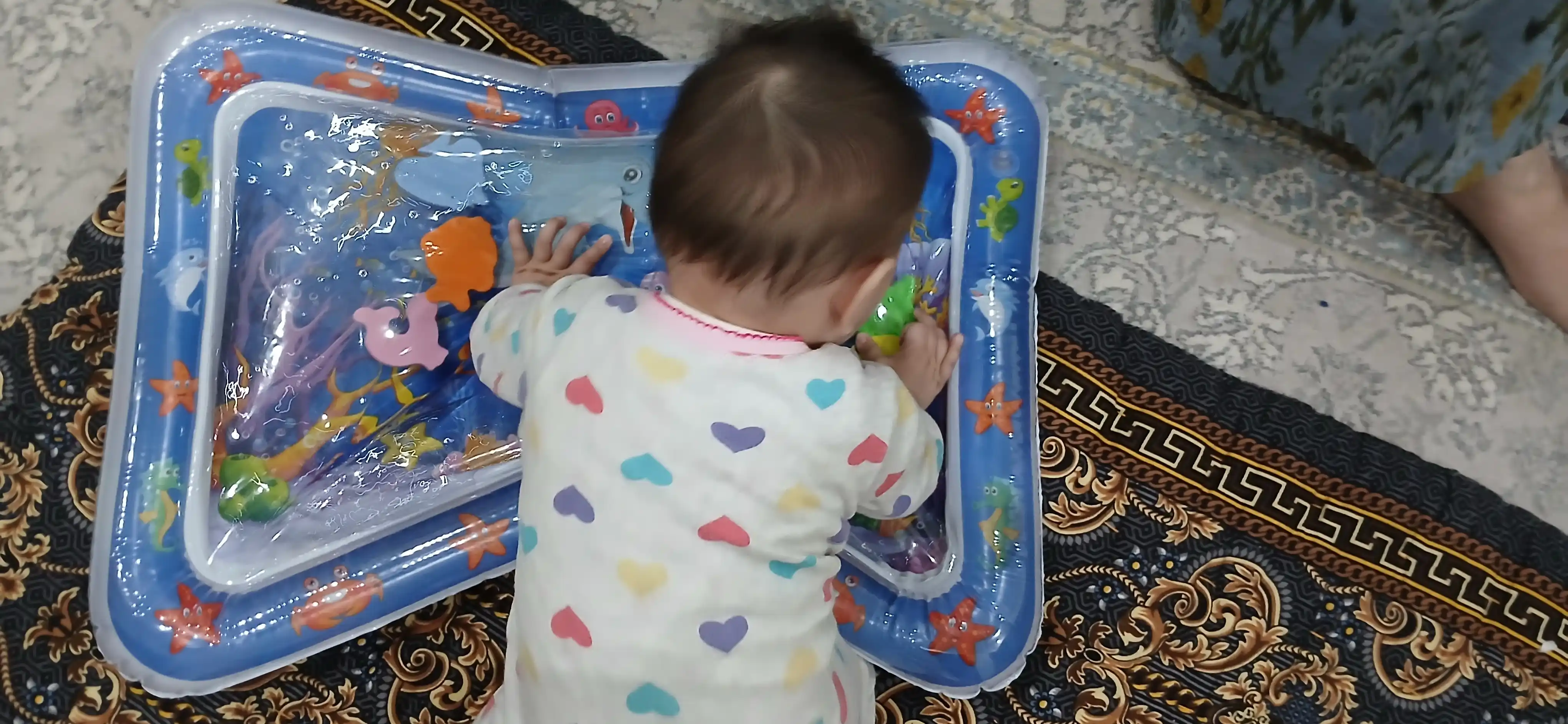 Akva kovrik, bolalar uchun suvli basseyn rivojlantiruvchi o'yinchoq