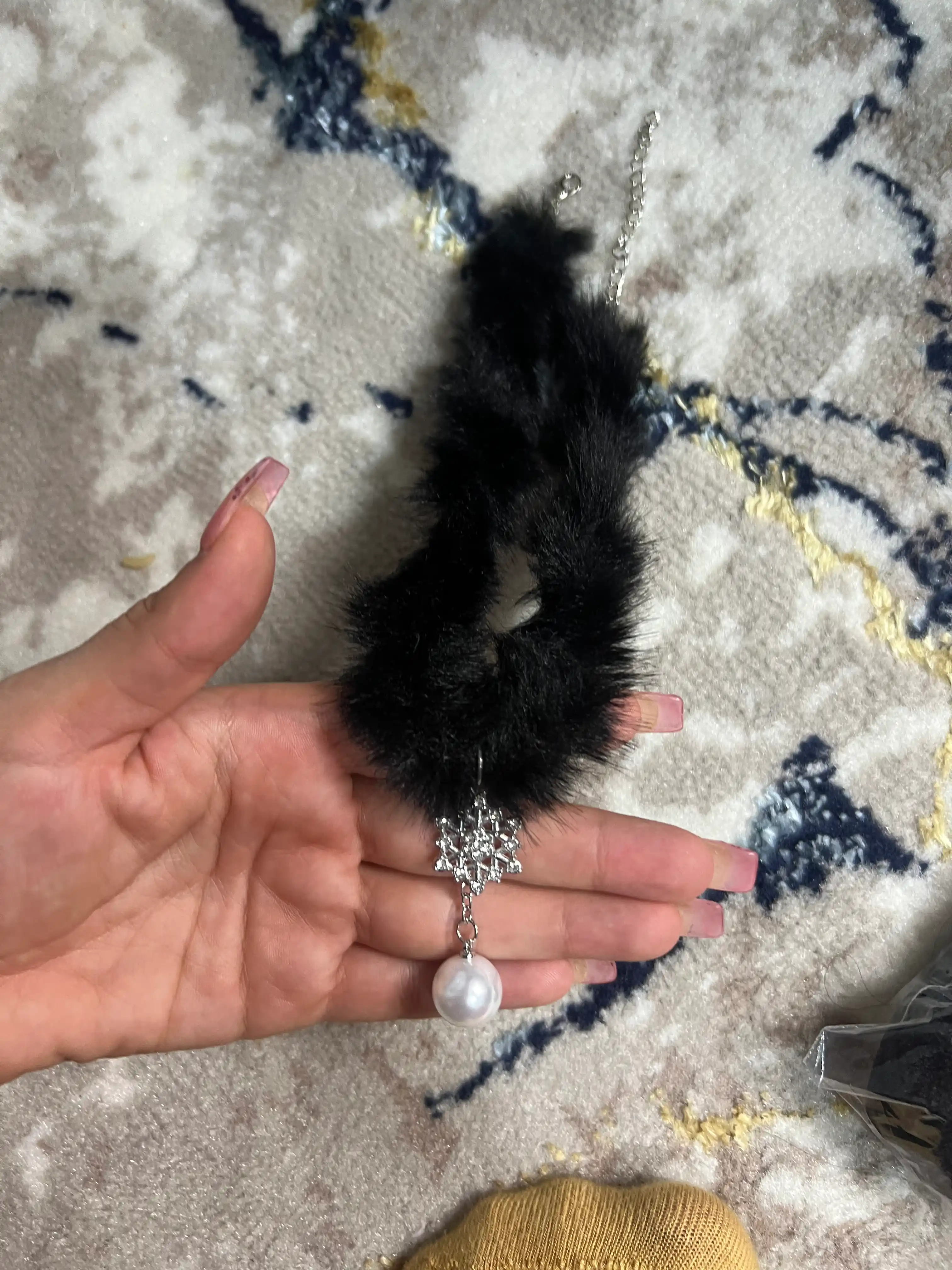 Ayollar uchun choker, to'rli va lentali, atirgulli, oq va qora bo'yin taqinchoq