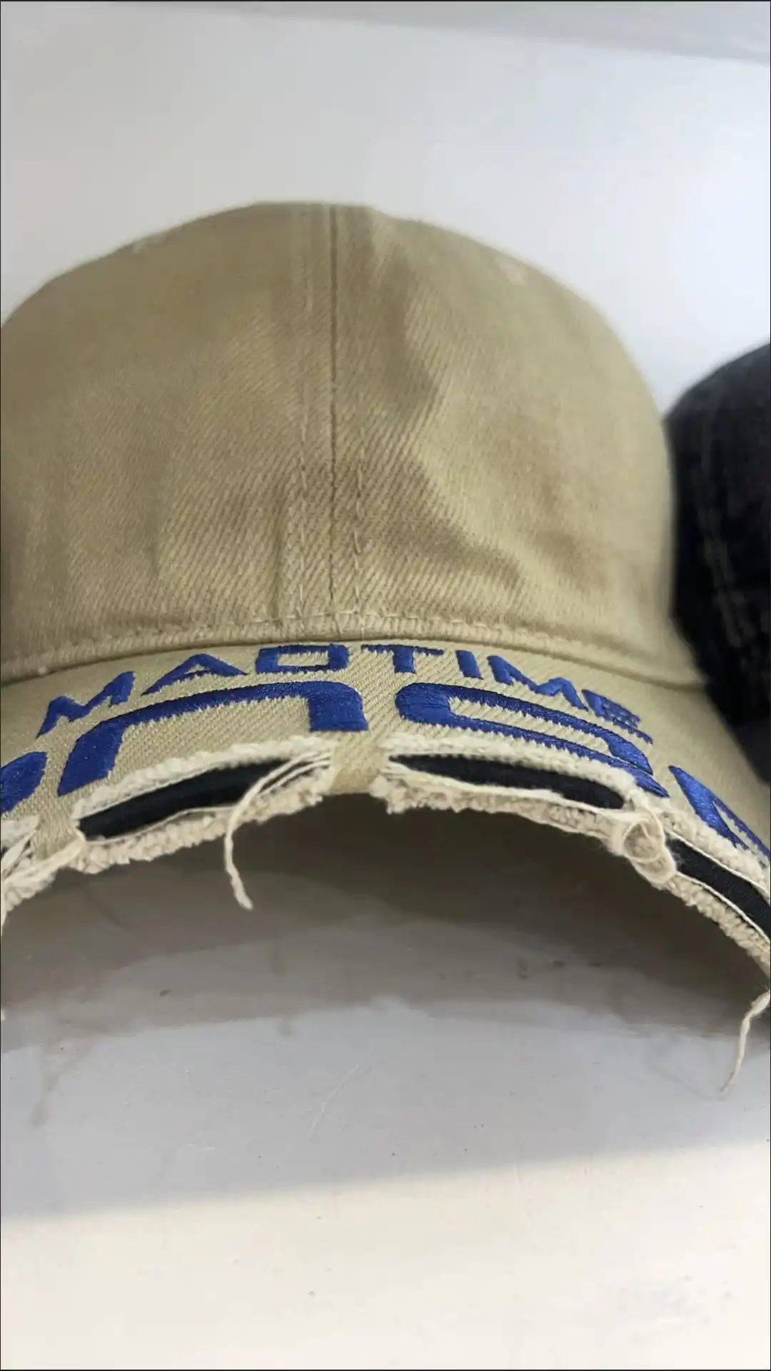 Ayollar beysbol kepkasi, erkaklar kashta tikilgan soyabonli kepkasi, yirtiq vintaj uslubida