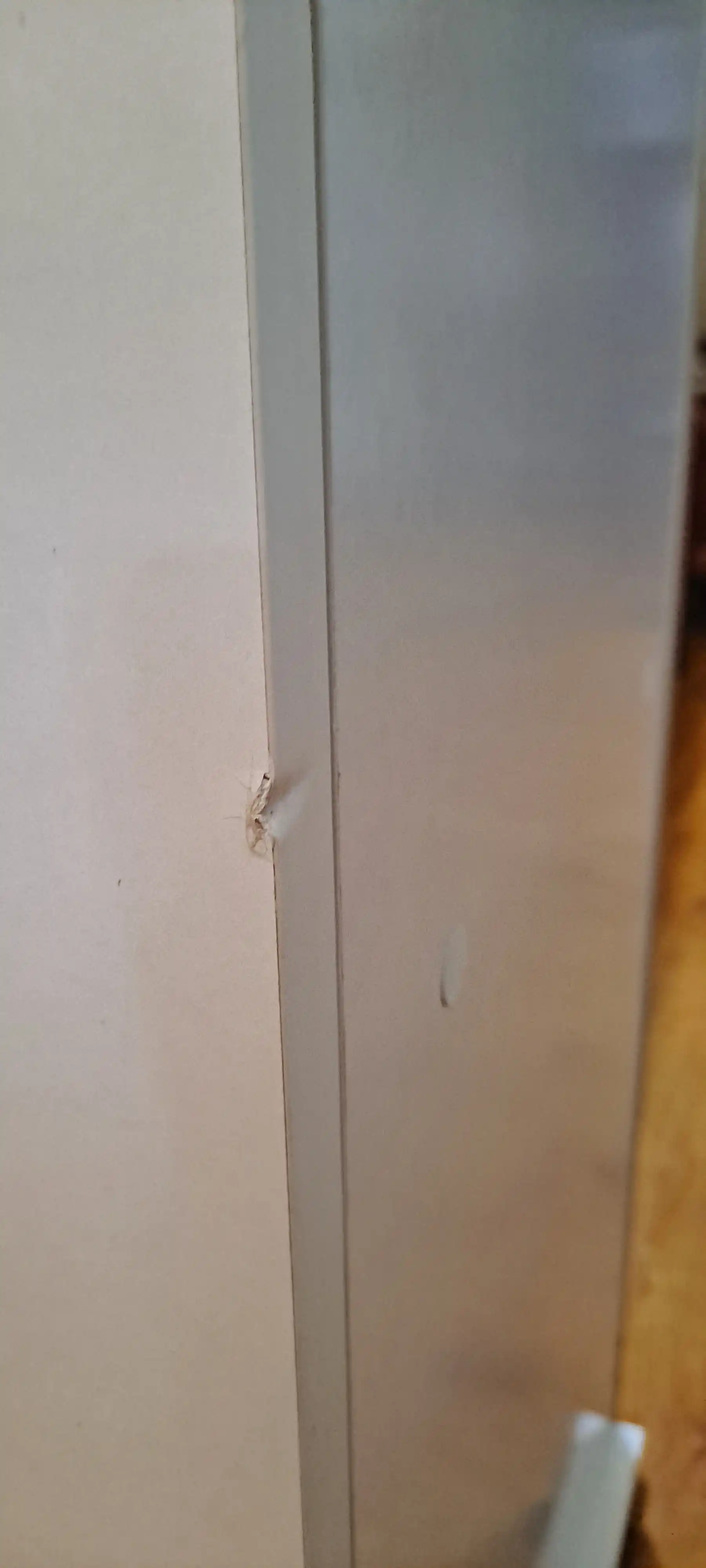 Oq rangli tor komod — yashik va eshikli 63.8×75×33 sm