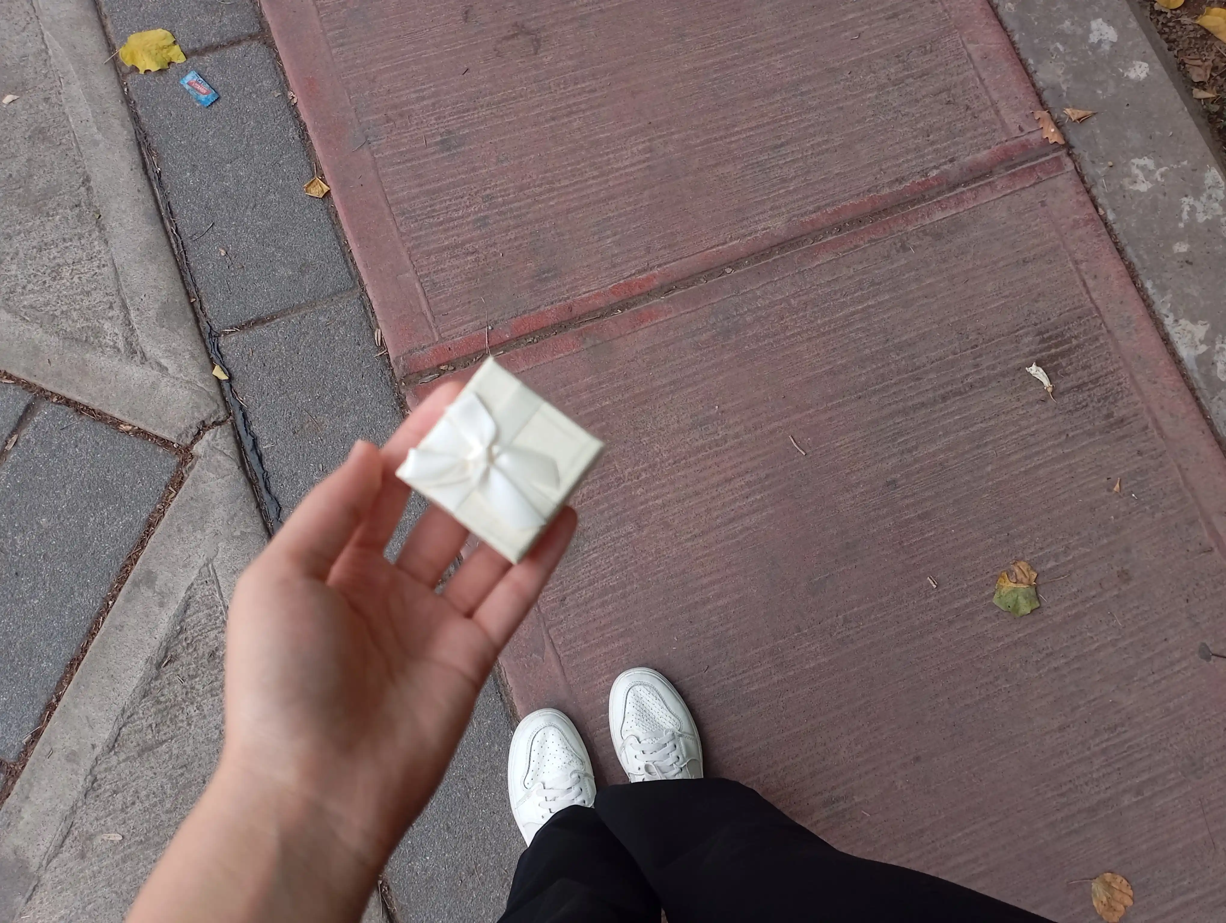 925 probali kumushdan yasalgan minimalistik uzuk, fianit tosh bilan