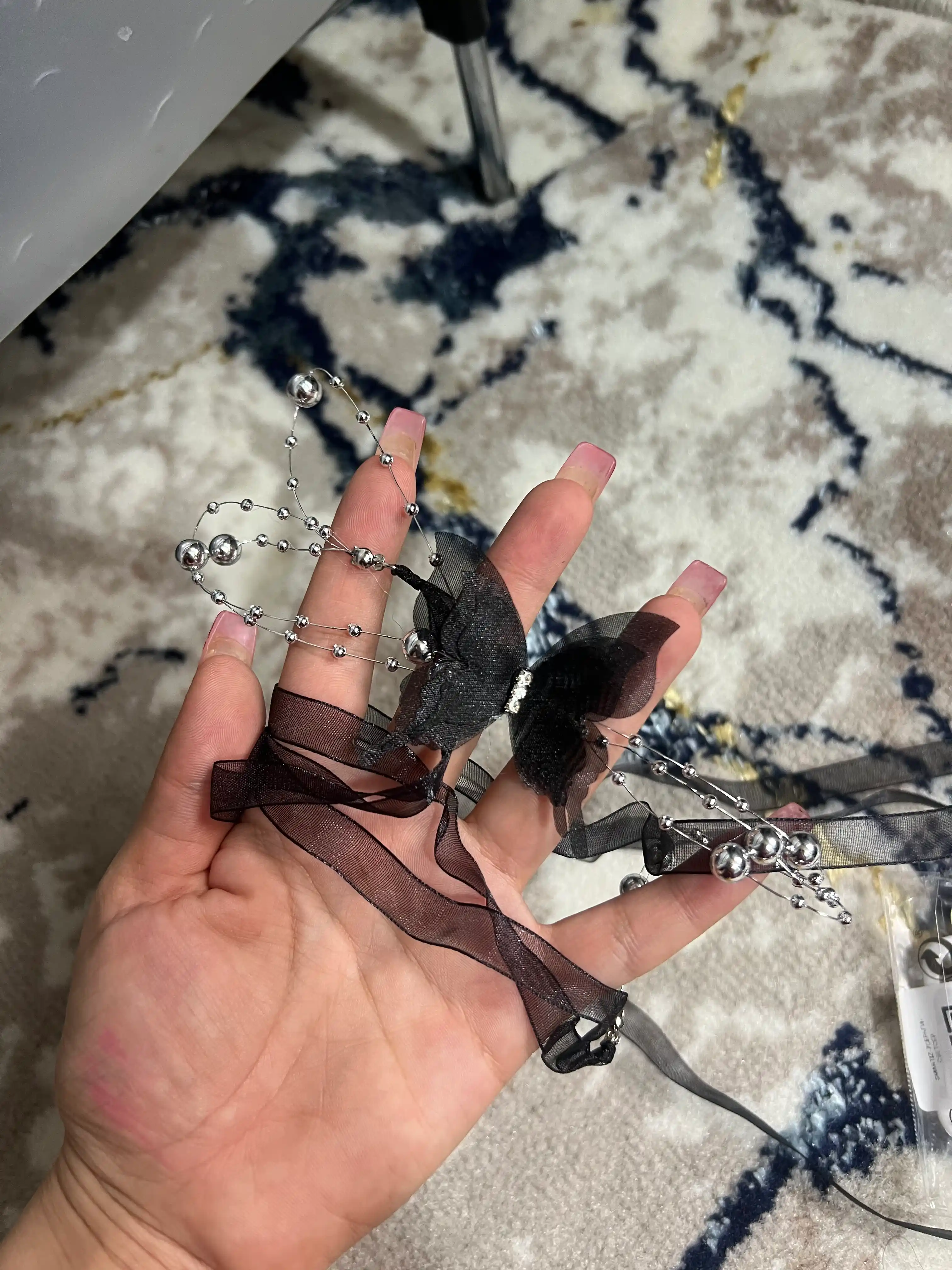 Ayollar uchun choker, to'rli va lentali, atirgulli, oq va qora bo'yin taqinchoq