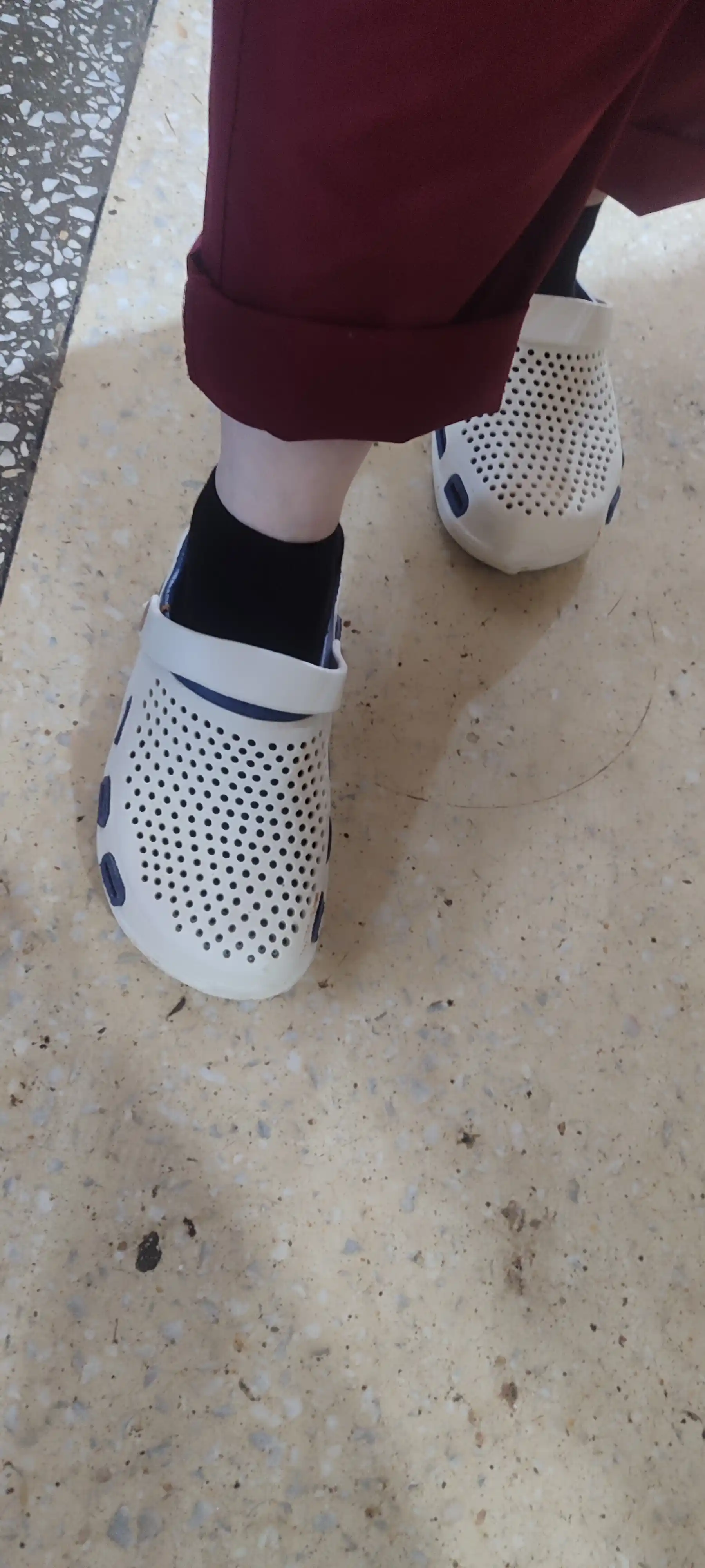 Ayollar uchun yengil EVA klog shippaklari Crocs uslubida