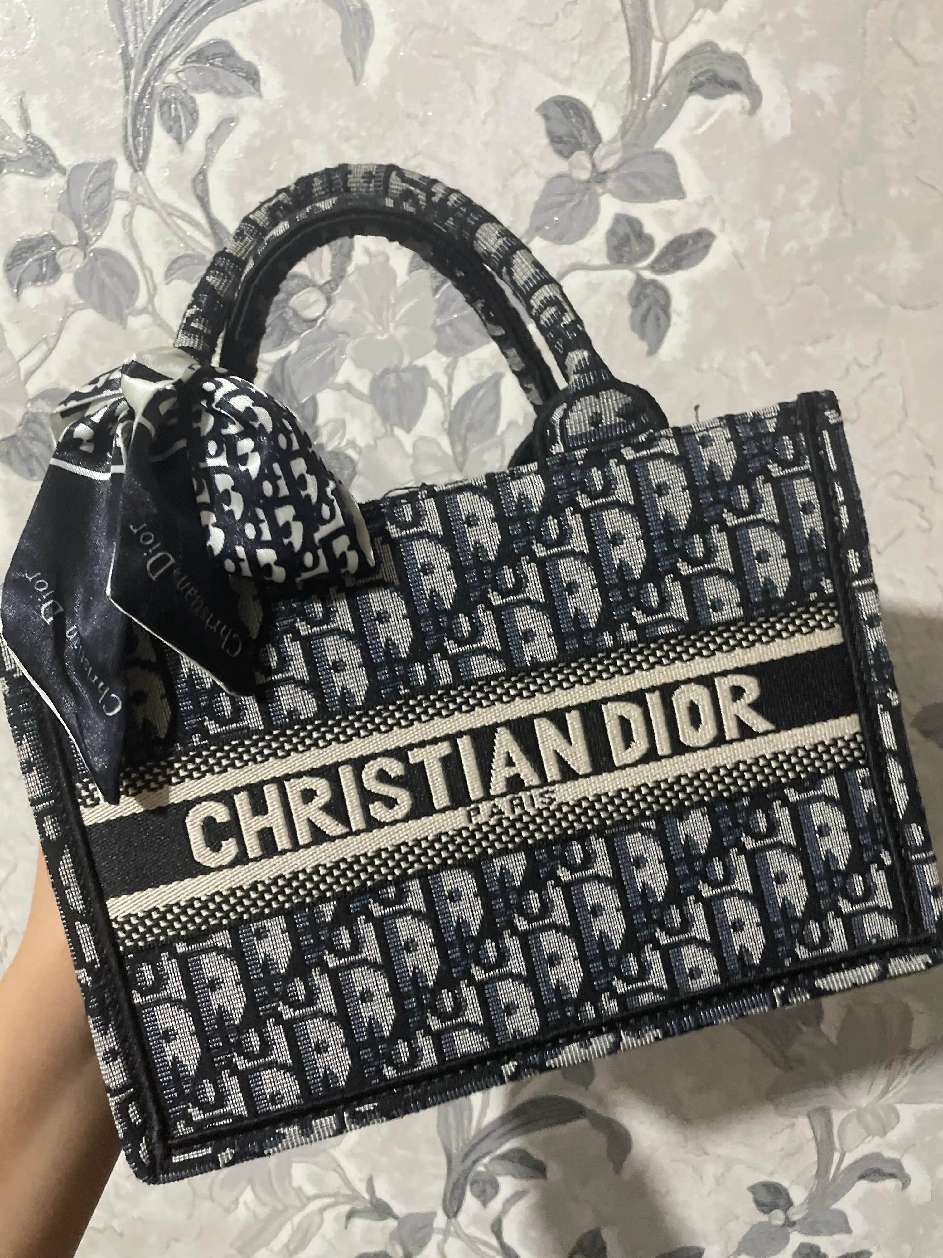 Christian Dior yozuvli naqshli ayollar sumkasi, ikki tutqichli