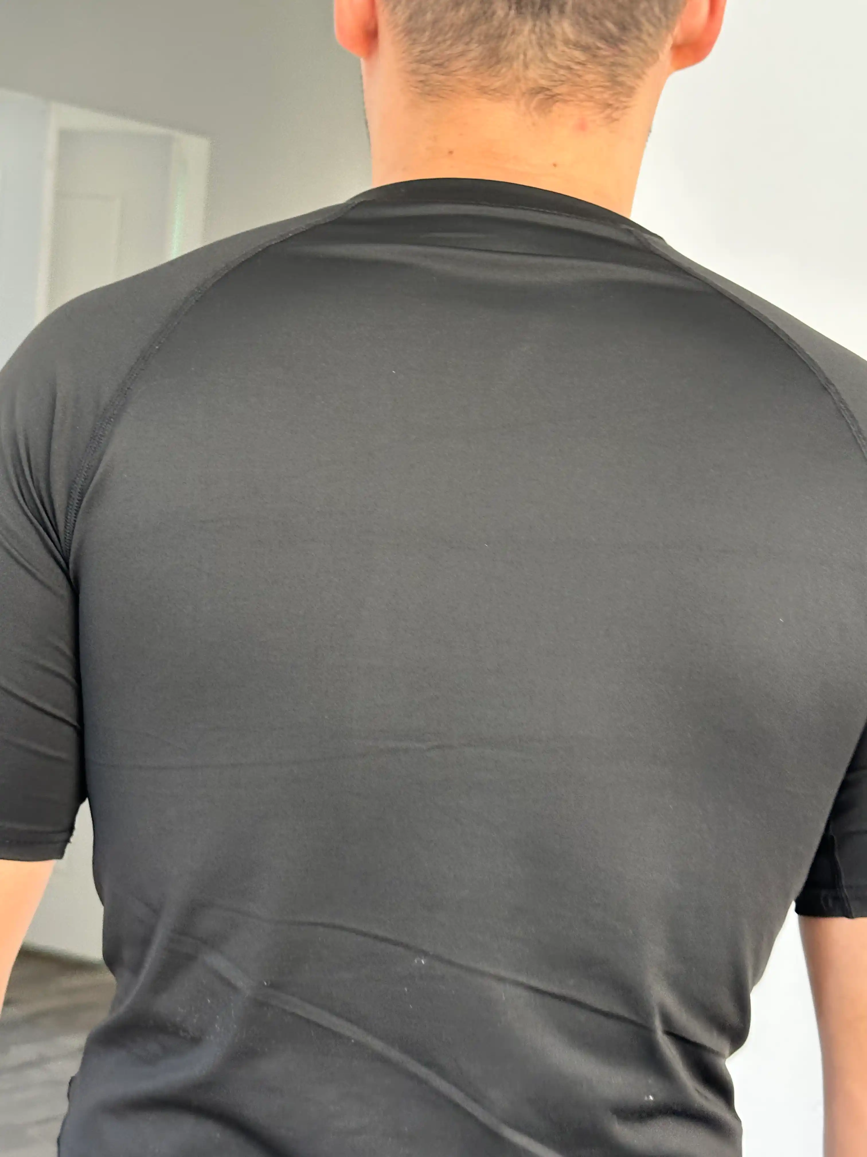 Erkaklar uchun kompression sport futbolkasi zal va fitnes uchun rashgard