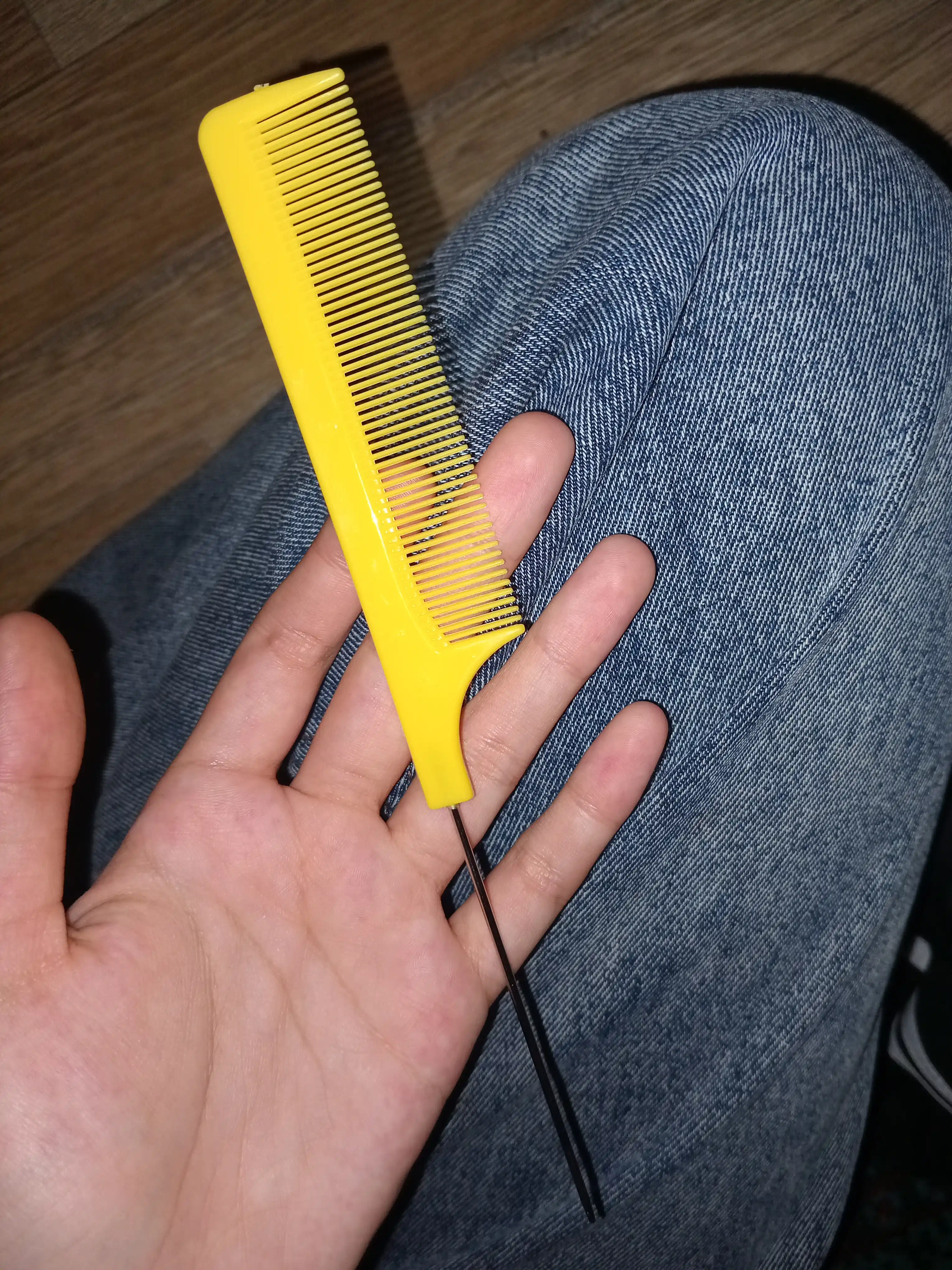 Ko'p rangli plastik uchli taroq