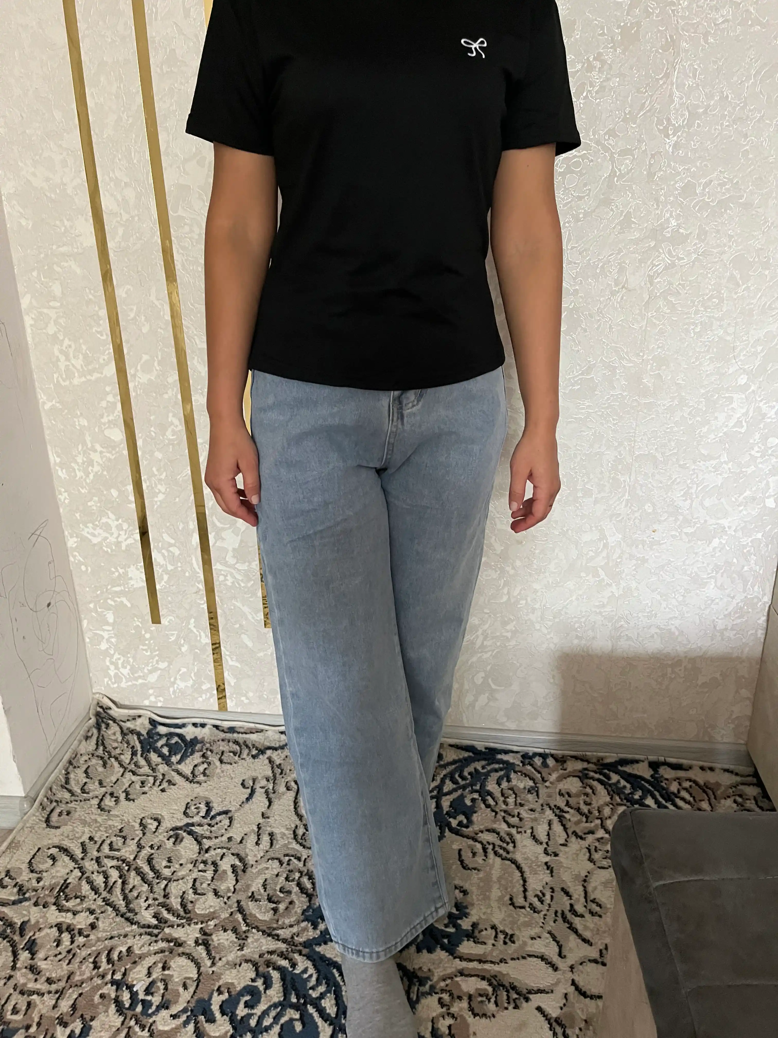 Ayollar uchun baland belli mom jeans – turli rangdagi denim shimlar, jinsi shimlar