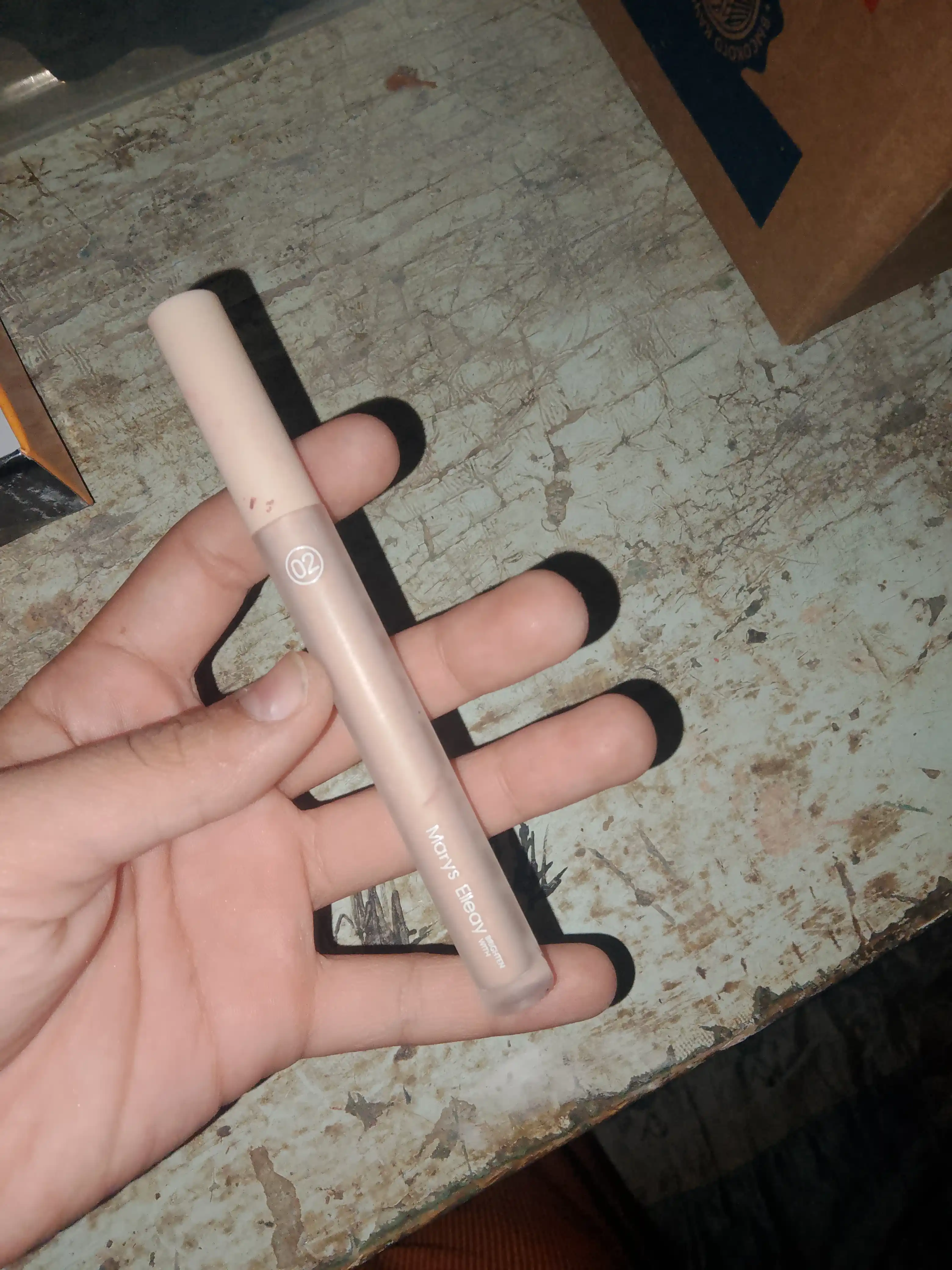 Yuz uchun concealer, ko‘z atrofi