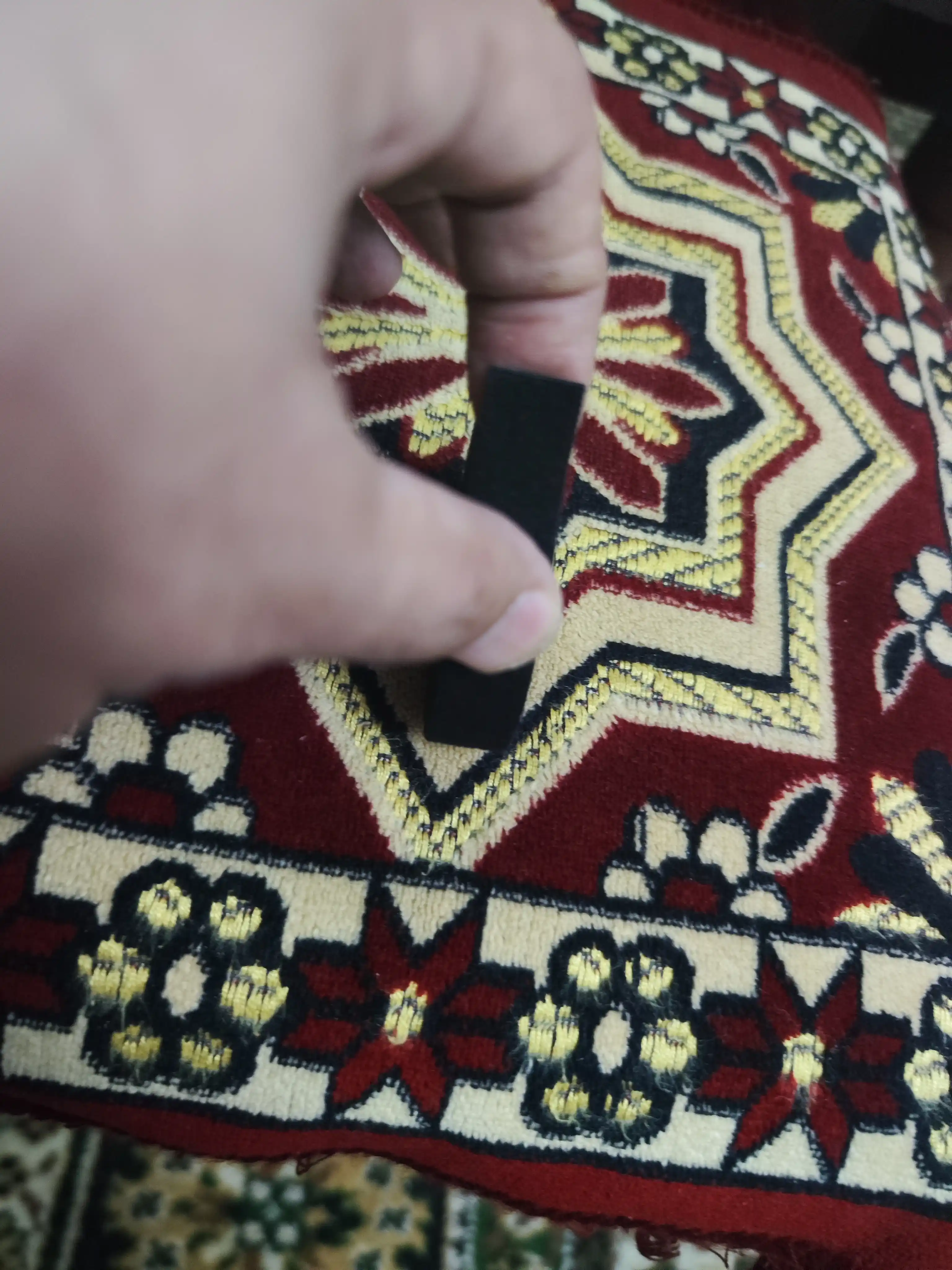 Kabellar, simlar, o‘simliklar va shlanglarni mahkamlash uchun neylon yopishqoq tasma