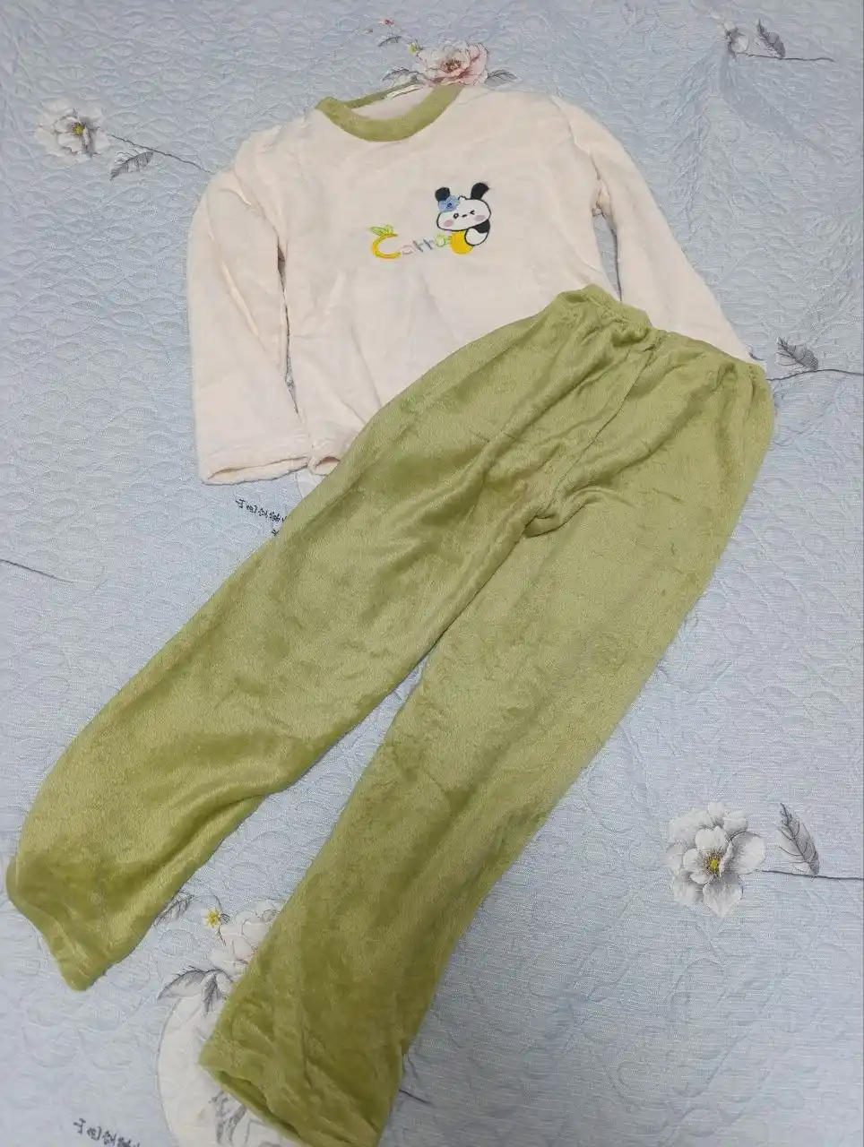 Ayollar uchun momiq pijama — issiq, yumshoq uy kiyimi