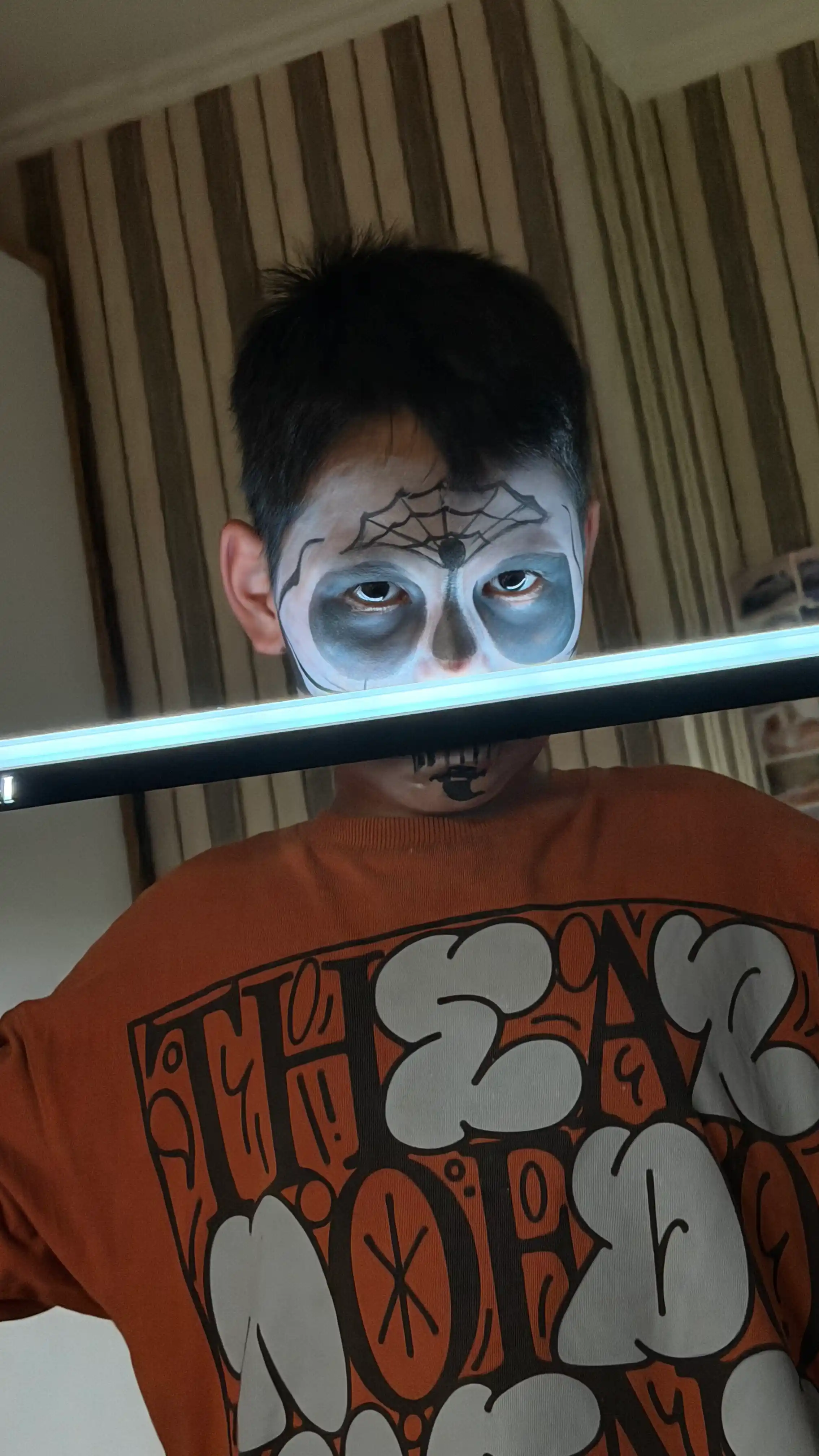 Yuzni bo'yash; yuz va tanani bo'yash; qiz uchun sovg'a